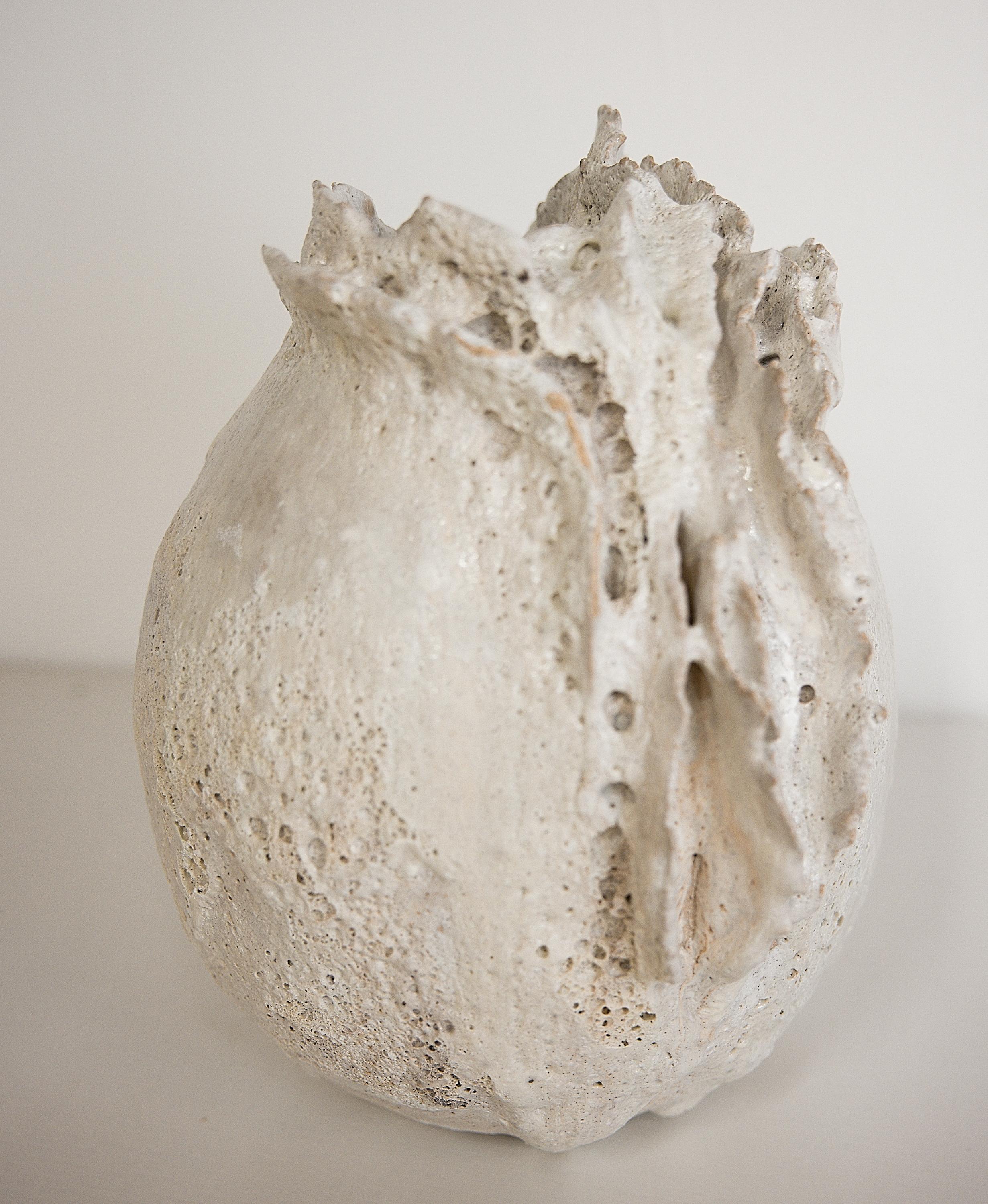 Drift  White sculpture Moon Vase Handmade In New Condition In Van Nuys, CA