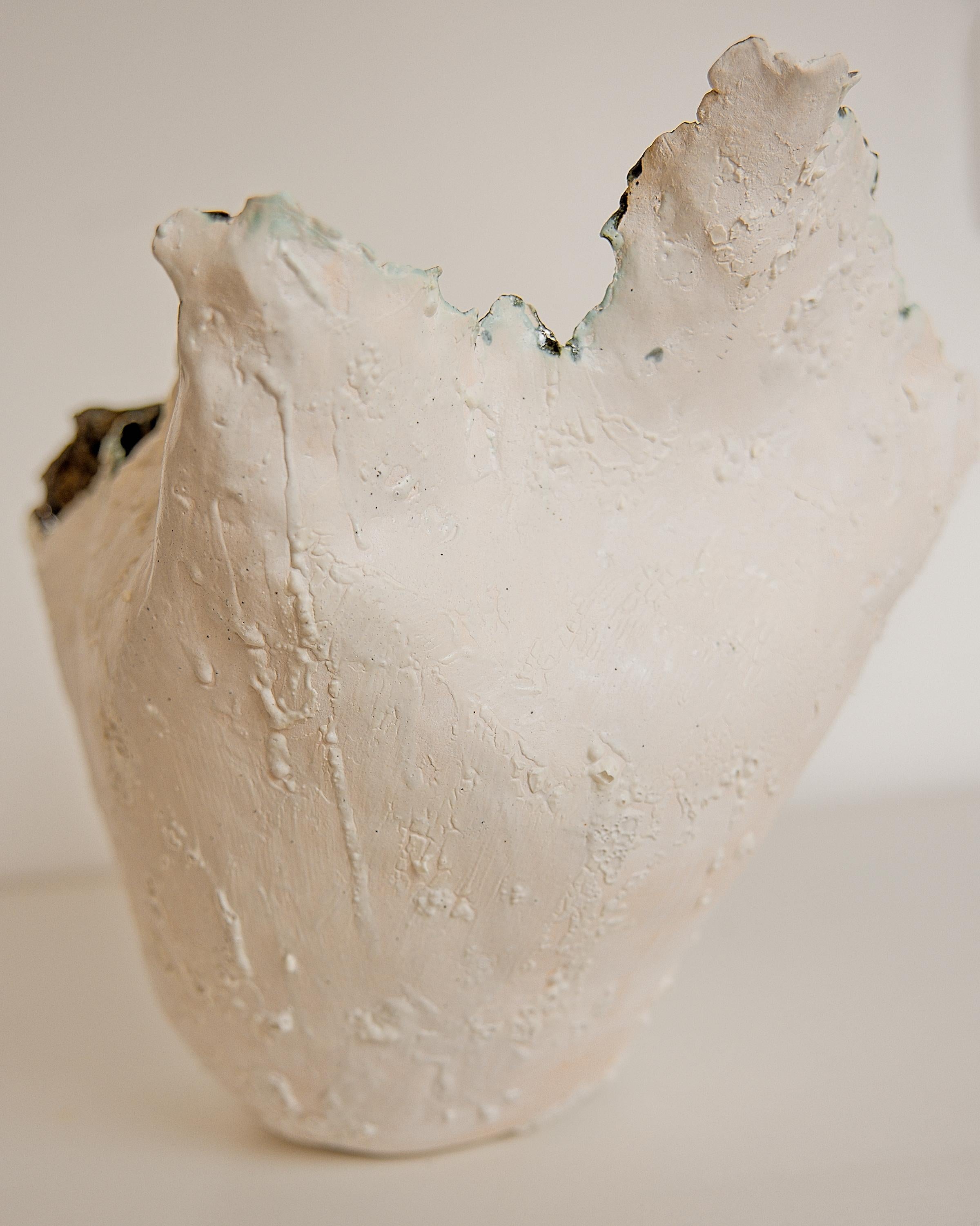 Drift  Offene große Vase aus weißer Skulptur, handgefertigt mit Spiegelglasur im Angebot 2