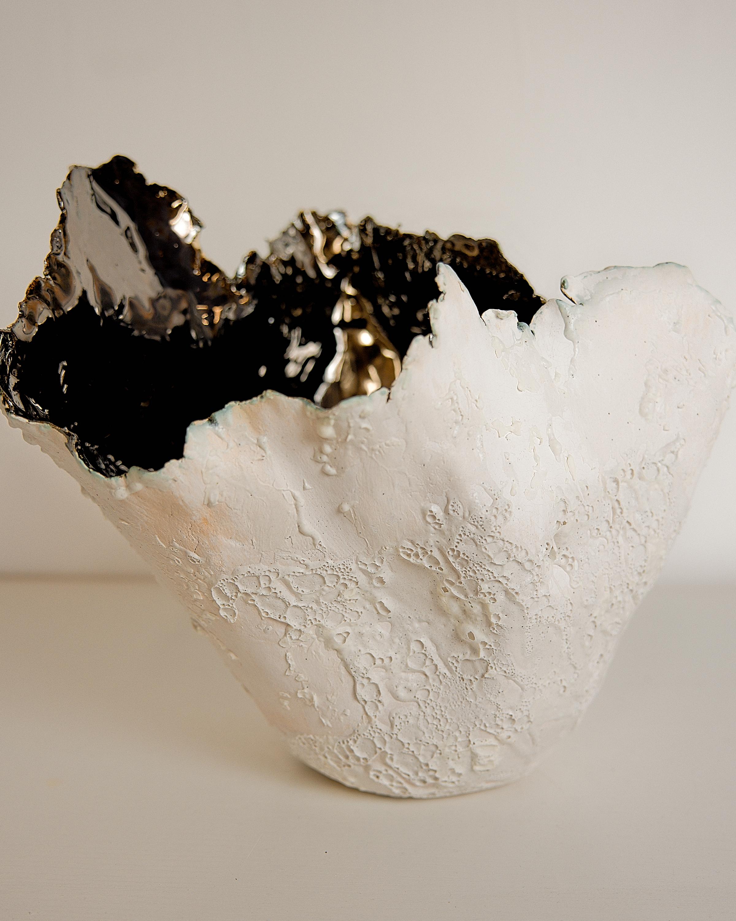 Drift  Offene große Vase aus weißer Skulptur, handgefertigt mit Spiegelglasur (Organische Moderne) im Angebot