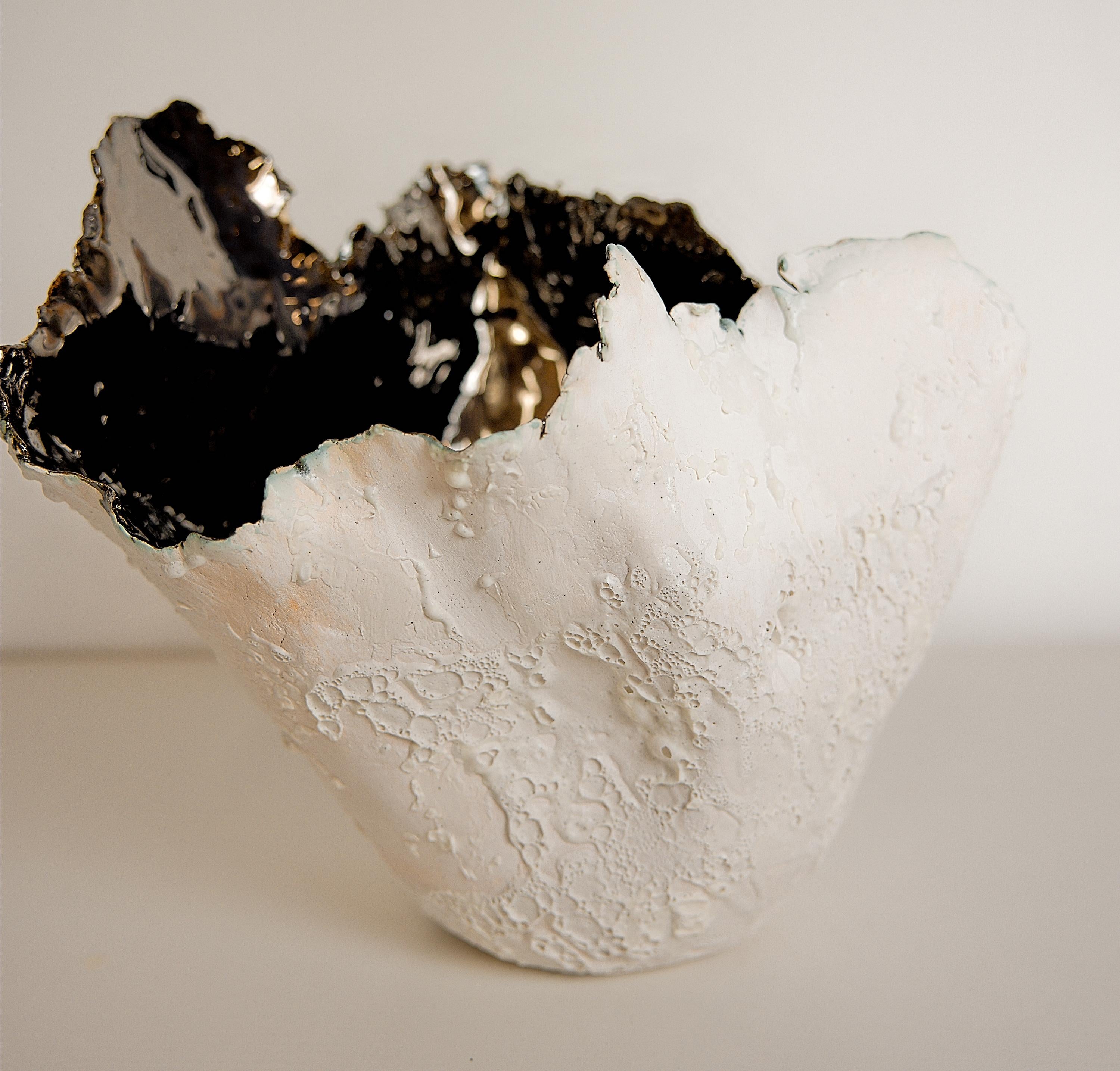 Drift  Offene große Vase aus weißer Skulptur, handgefertigt mit Spiegelglasur im Zustand „Neu“ im Angebot in Van Nuys, CA