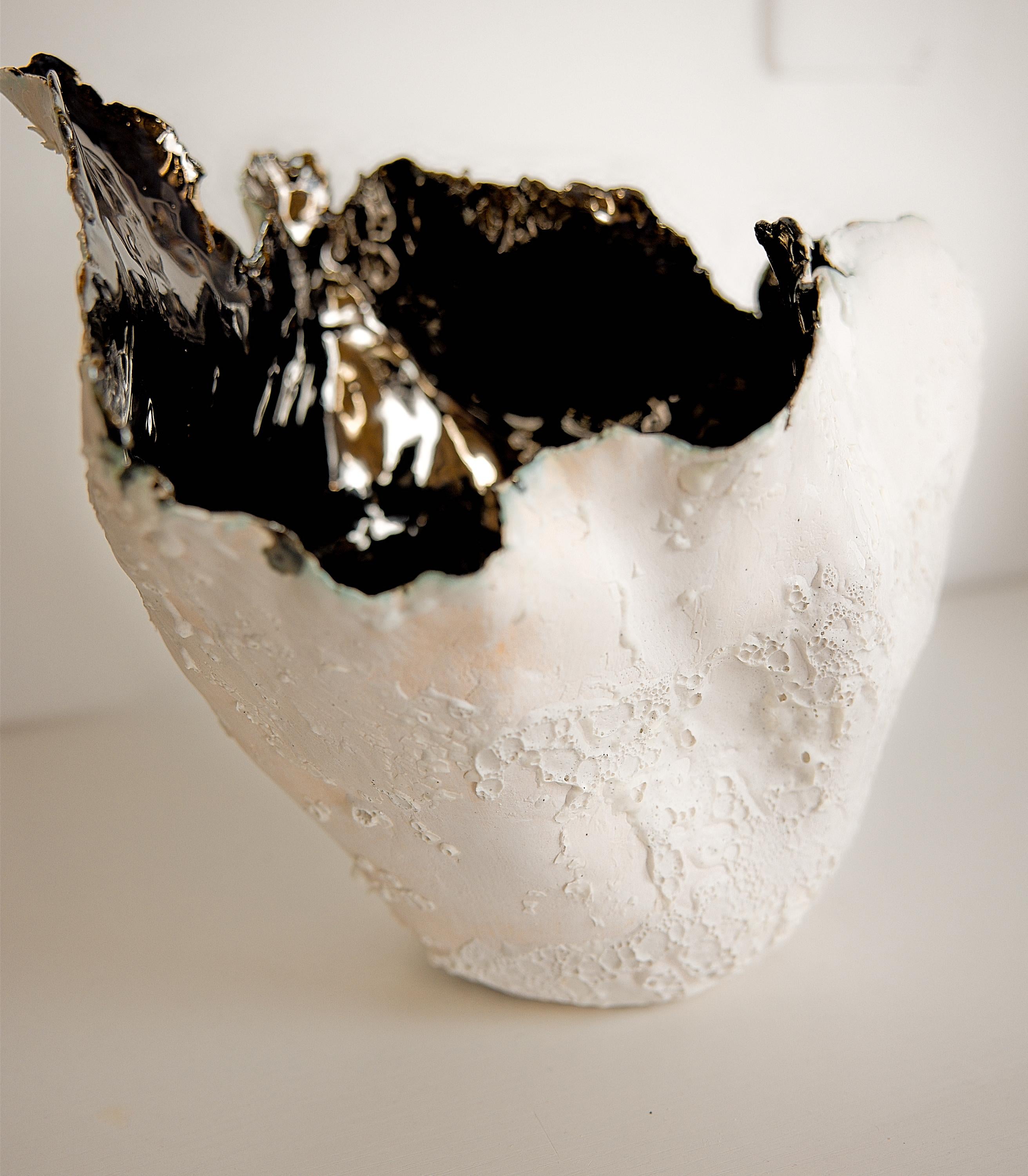 Drift  Offene große Vase aus weißer Skulptur, handgefertigt mit Spiegelglasur (21. Jahrhundert und zeitgenössisch) im Angebot