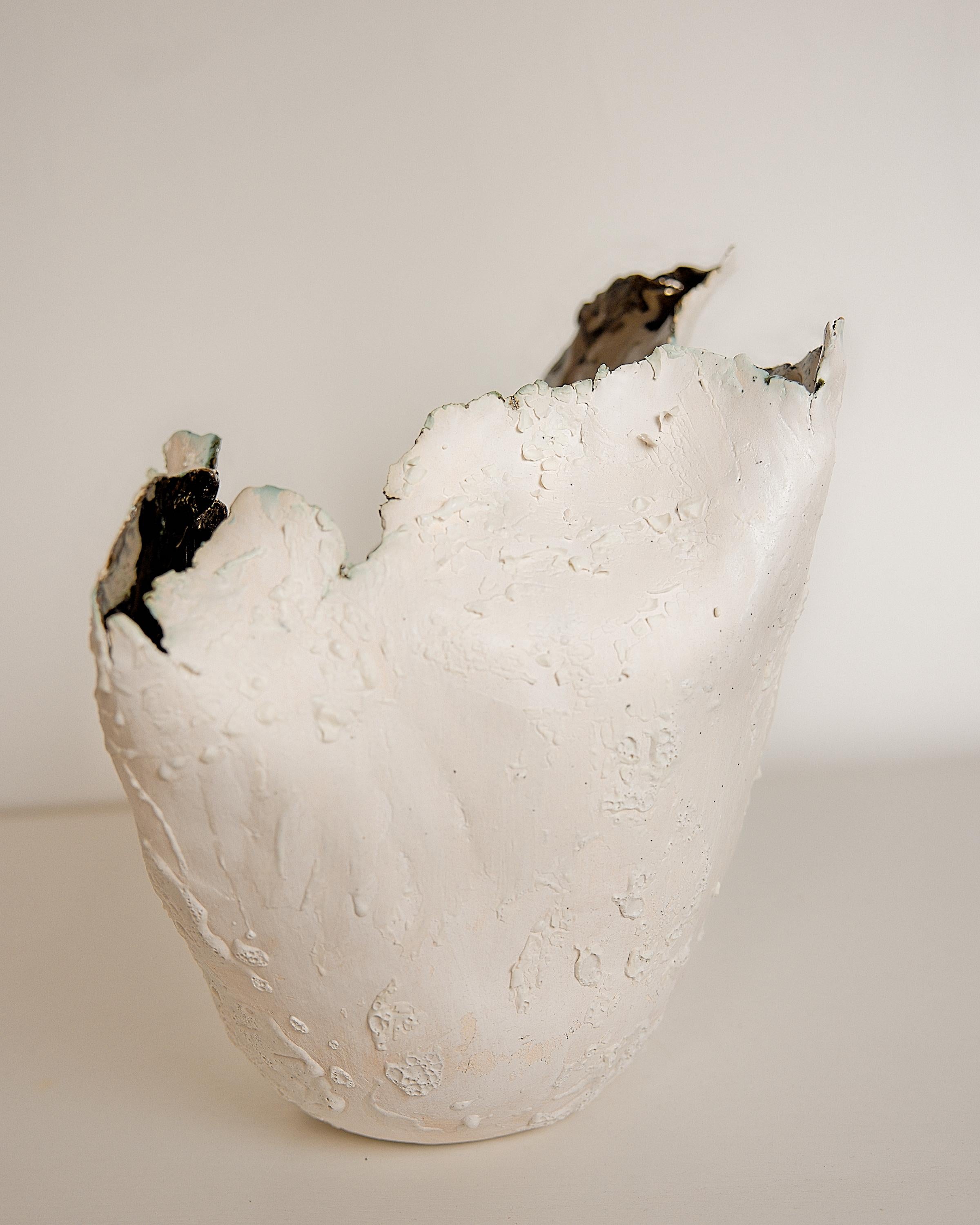 Drift  Offene große Vase aus weißer Skulptur, handgefertigt mit Spiegelglasur (Steingut) im Angebot