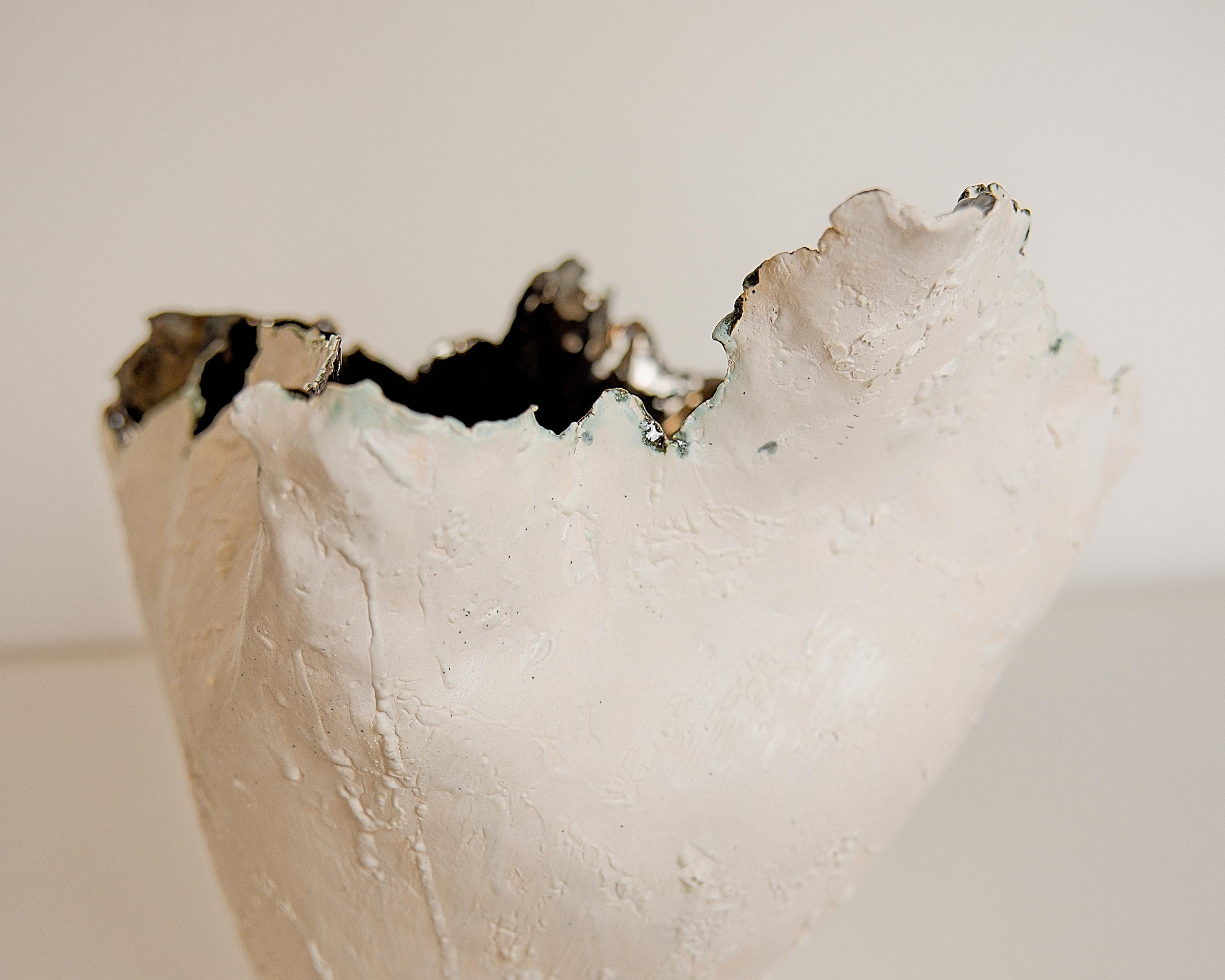 Drift  Offene große Vase aus weißer Skulptur, handgefertigt mit Spiegelglasur im Angebot 1