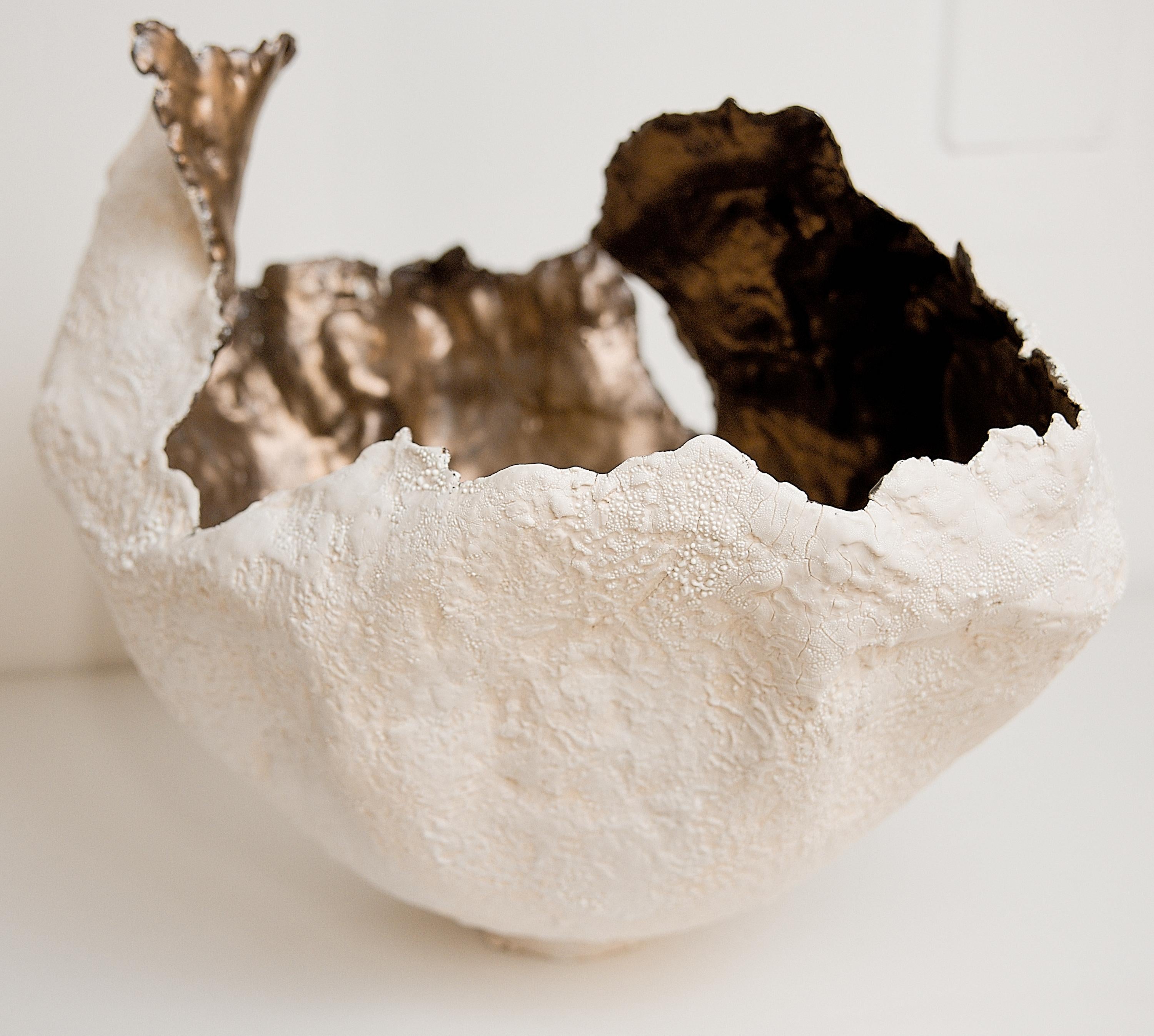 Drift  Offene weiße Skulptur-Vase aus Gefäß, handgefertigt mit GOLDglasur im Angebot 2