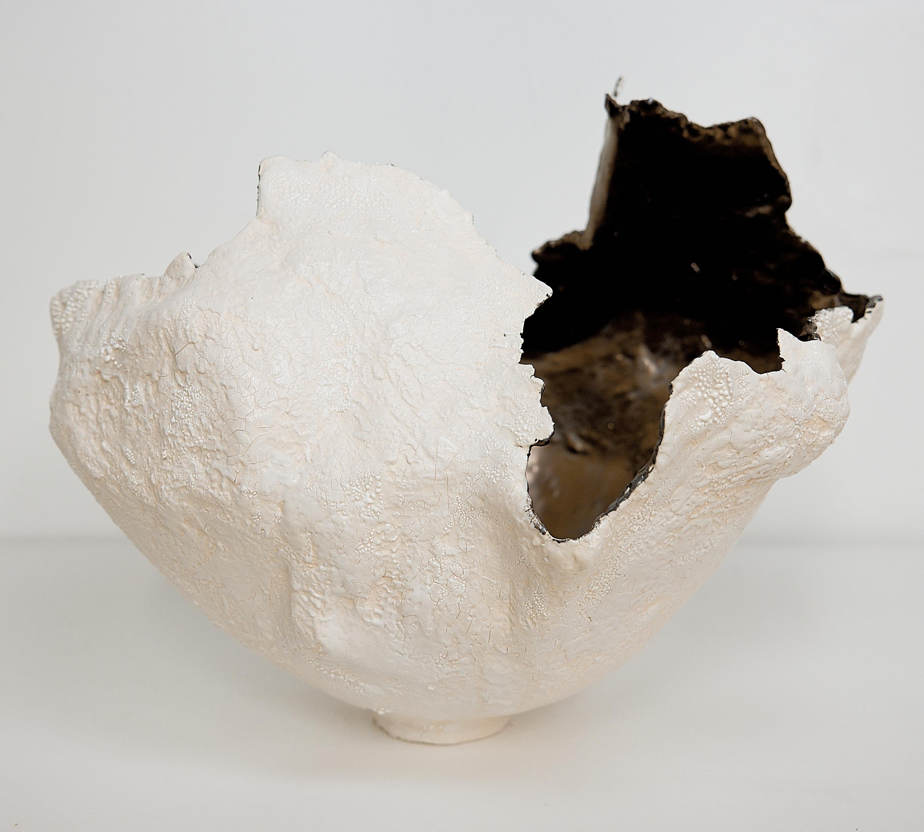 Drift  Offene weiße Skulptur-Vase aus Gefäß, handgefertigt mit GOLDglasur (21. Jahrhundert und zeitgenössisch) im Angebot