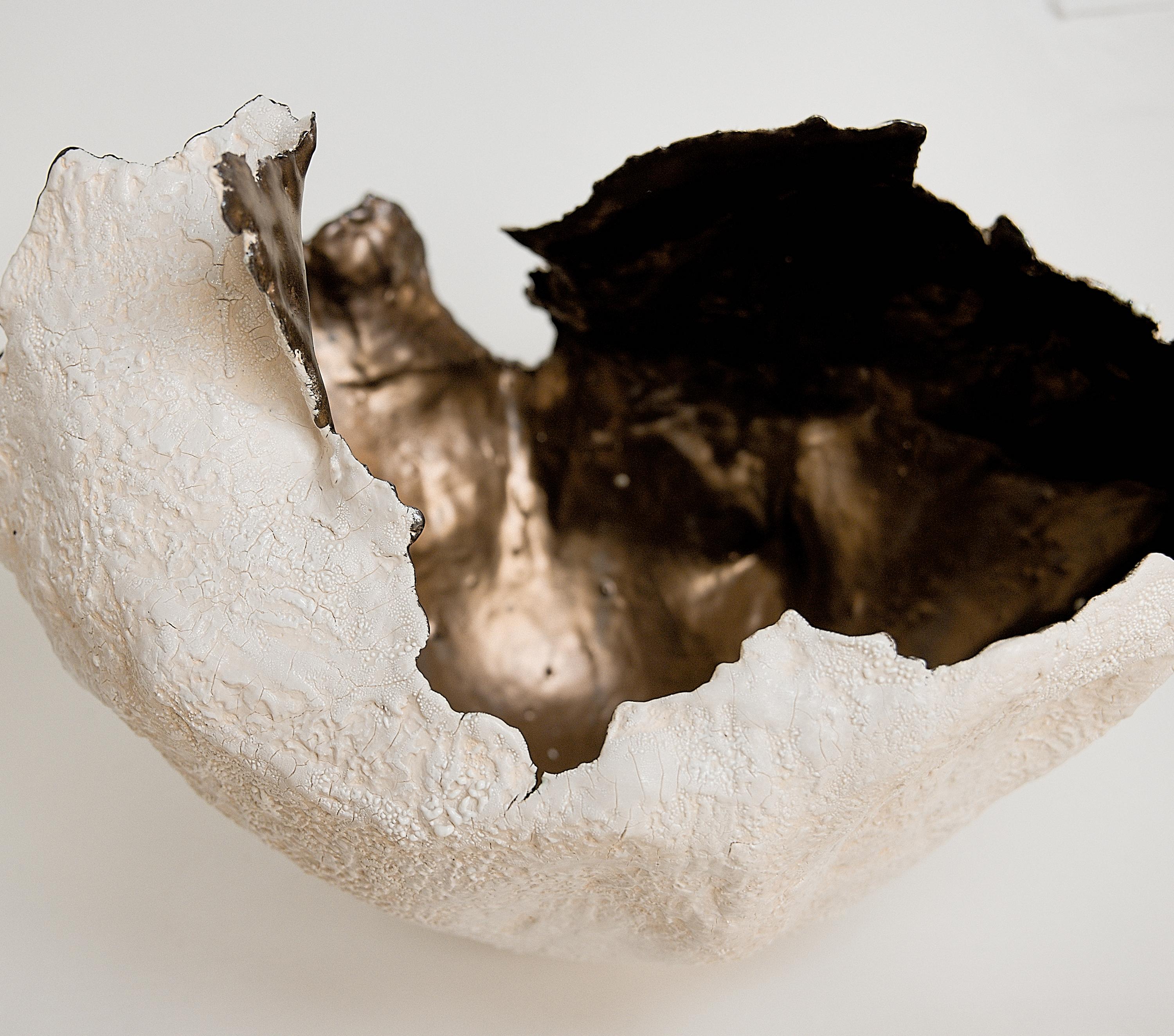 Drift  Offene weiße Skulptur-Vase aus Gefäß, handgefertigt mit GOLDglasur im Angebot 1