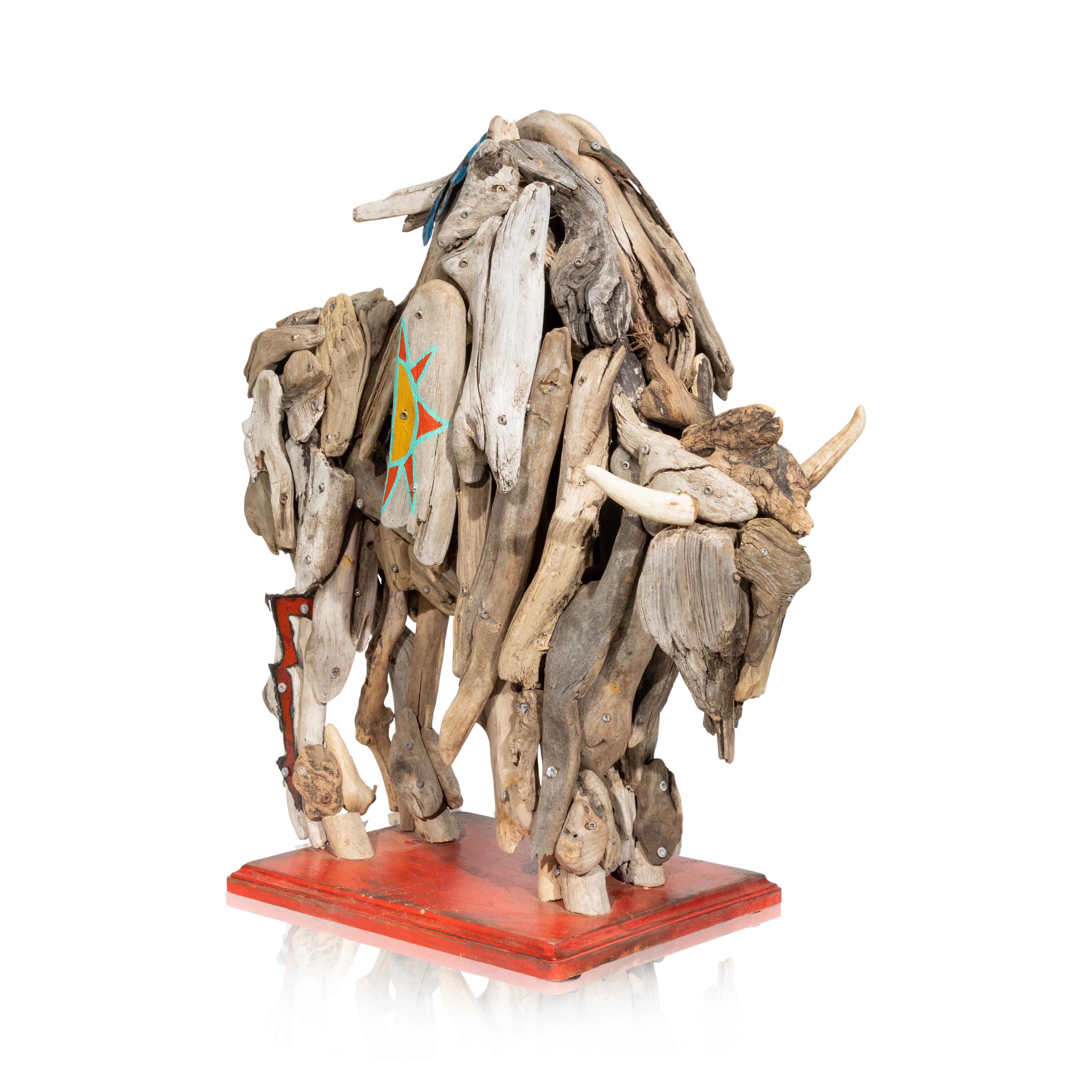 Sculpté à la main Sculpture de buffle en bois flotté « Teton Warrior » de Tina Milsavljevich en vente
