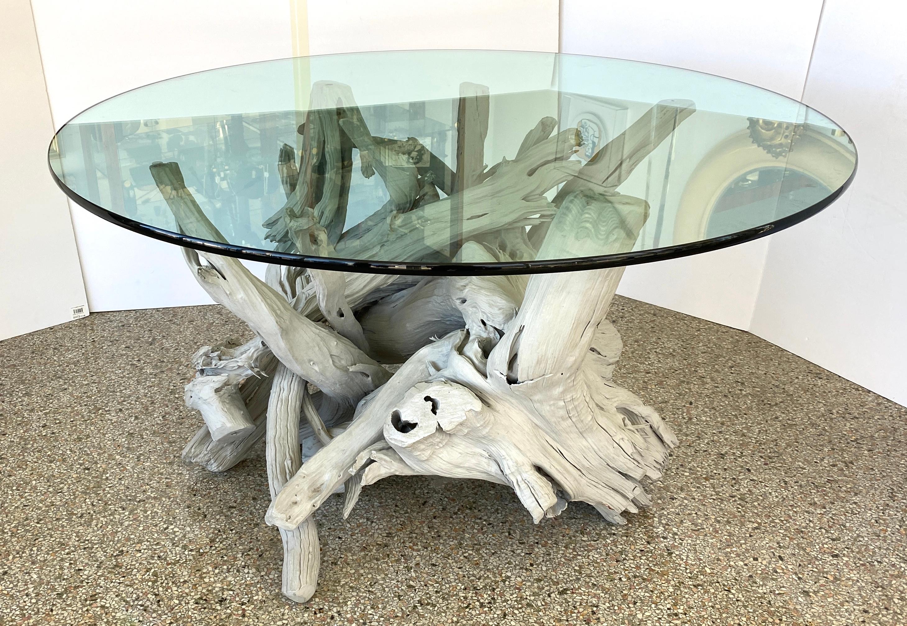 Dieser stilvolle und schicke Tisch aus Treibholz mit seiner hellgrauen Oberfläche setzt mit seiner Form, seiner Farbgebung und seinem großen Maßstab ein subtiles Zeichen. 

Hinweis: Das Glas ist 0,75
