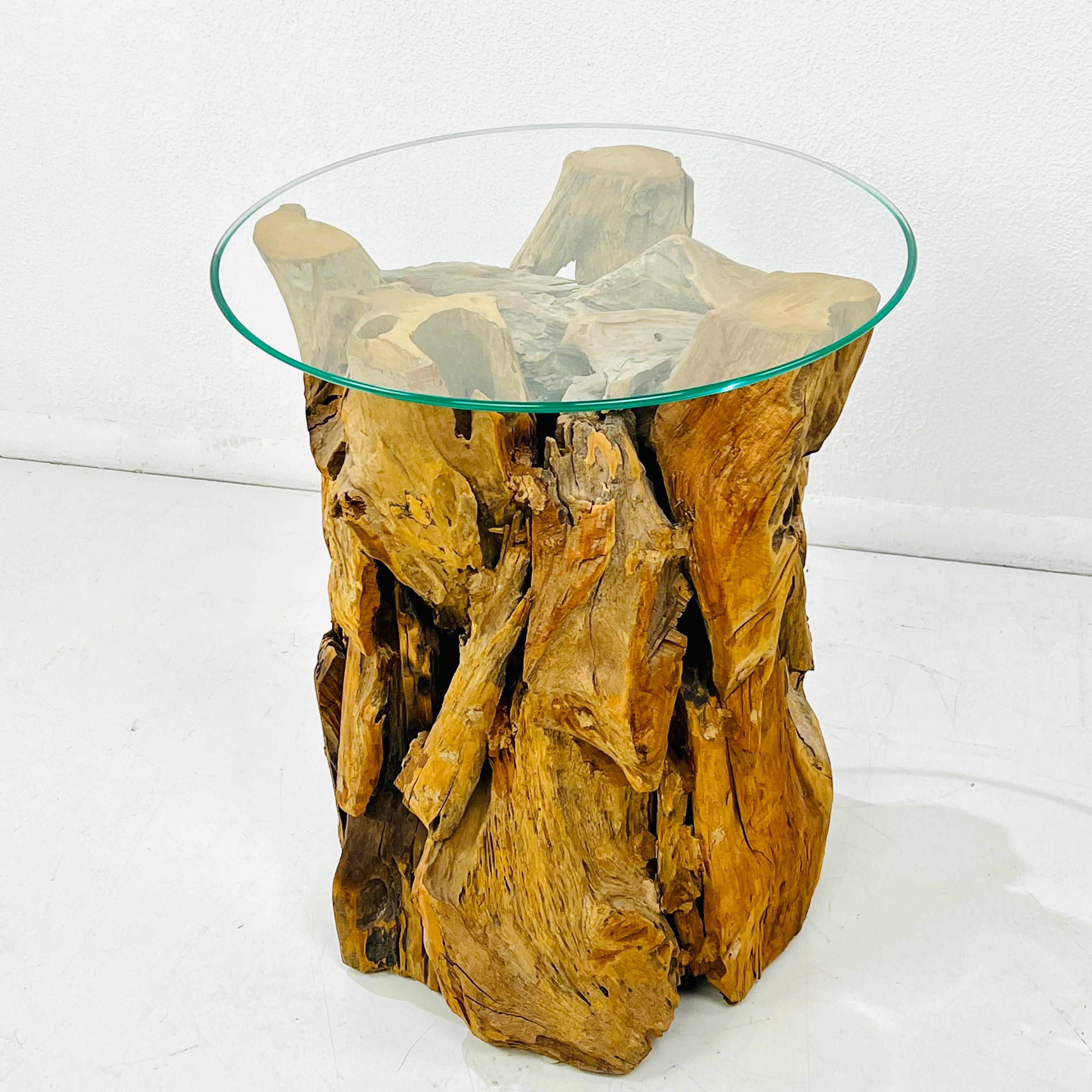 Guéridon en bois flotté avec plateau en verre Bon état - En vente à Dallas, TX