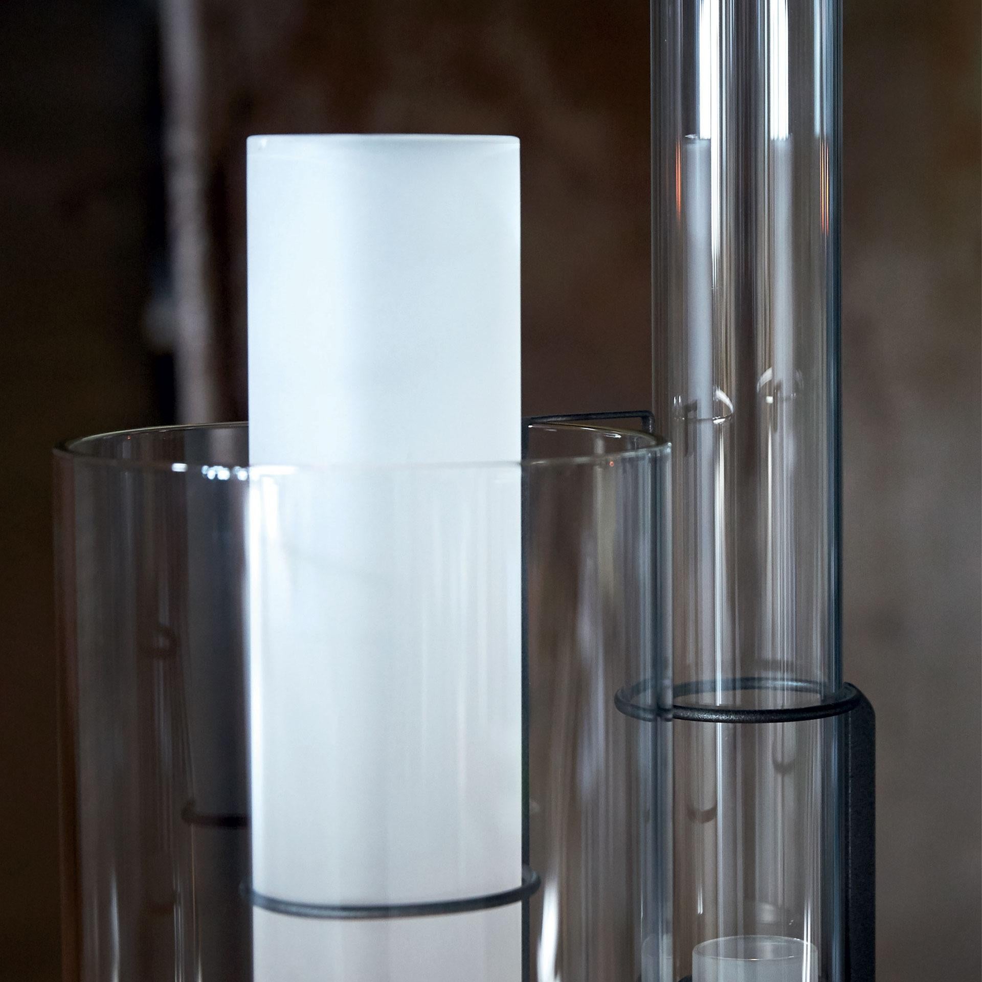 Stehleuchte aus klarem mundgeblasenem Murano-Glas mit Leuchtkörper, Metallstruktur aus anthrazitfarben lackiertem Eisen und natürlichem Messing. Die Leuchte wurde 1984 von Carlo Moretti und Paolo Martinuzzi entworfen.