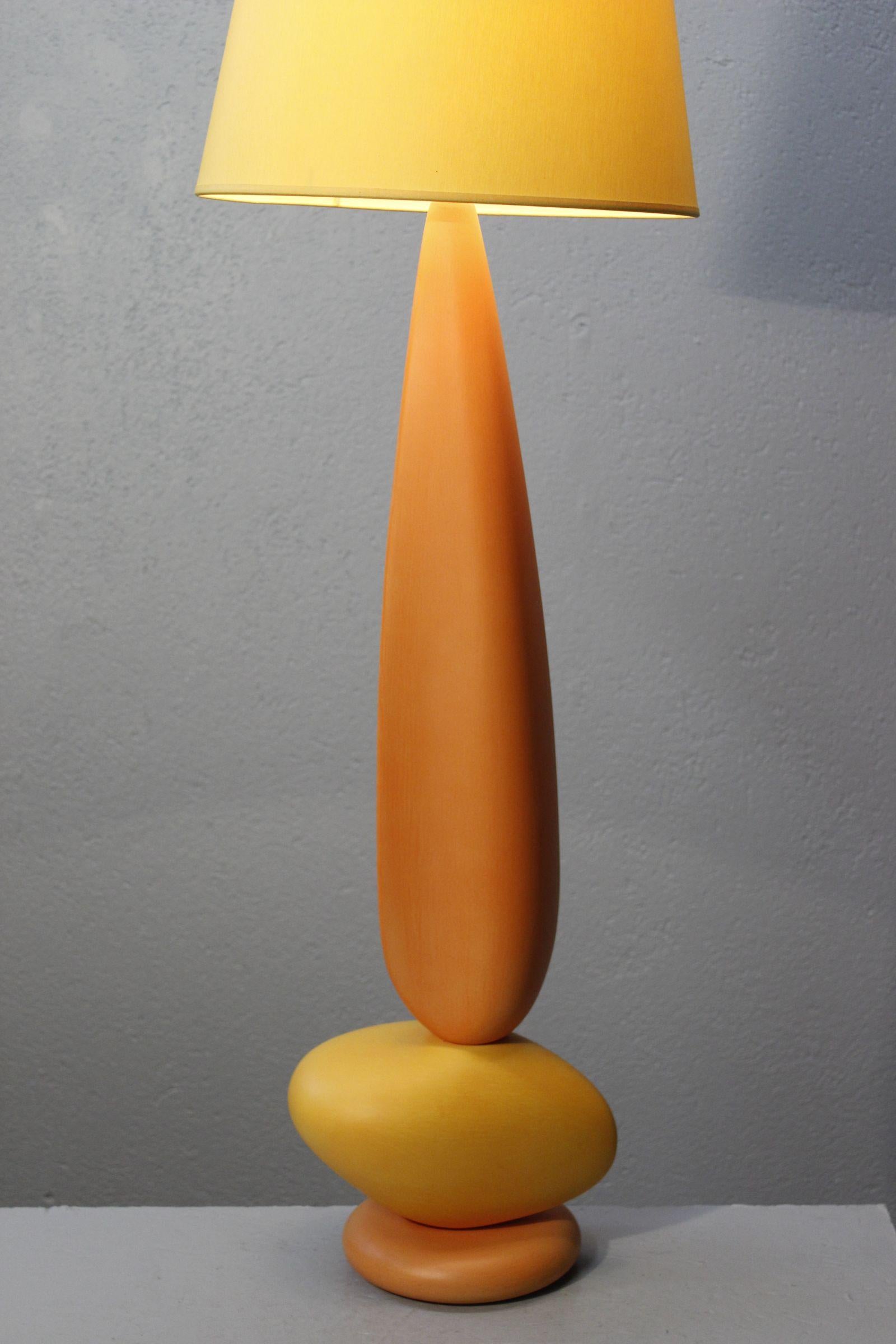Louis Drimmer floor lamp circa 1990 in orange-painted ceramic, with original shade, swiveling on brass ball joint.

Signed, in very good condition, a few minor defects on the shade.