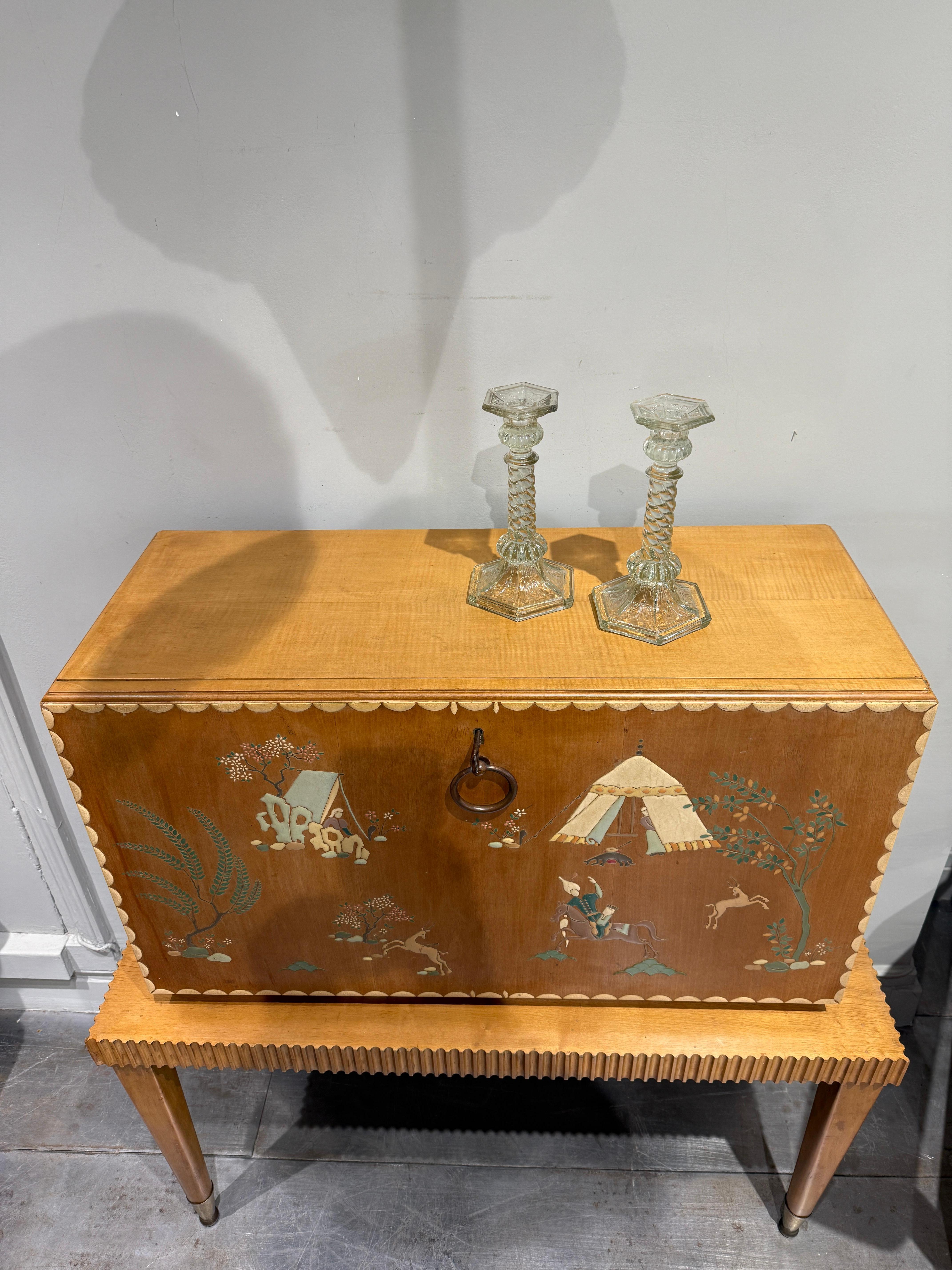 Exquisito mueble para bebidas atribuido a Paolo Buffat Italia 1950 
En 2 partes 