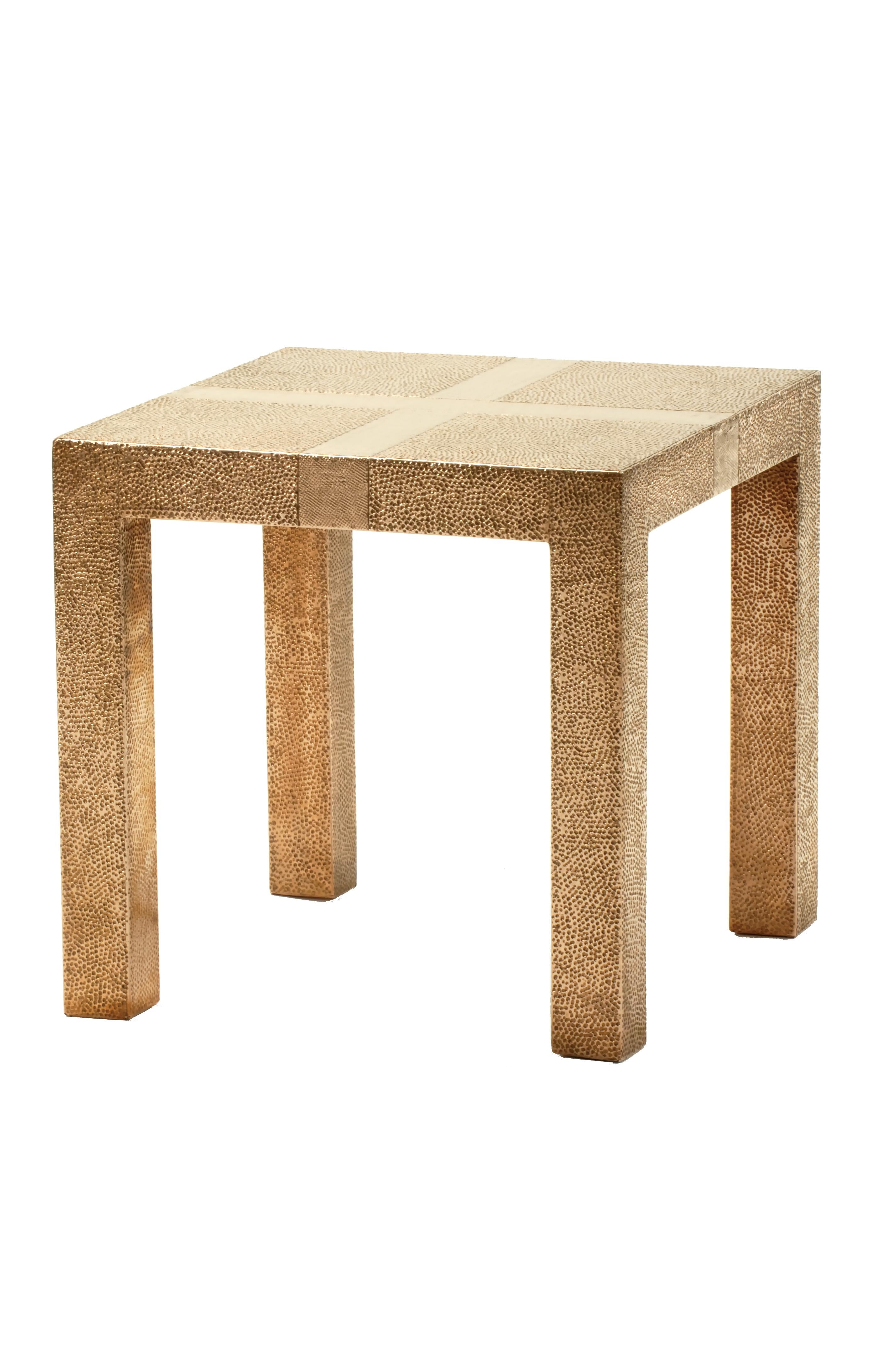 Sculpté à la main Table à boire carrée en métal recouvert de MDF fabriquée à la main en Inde par Alison Spear en vente