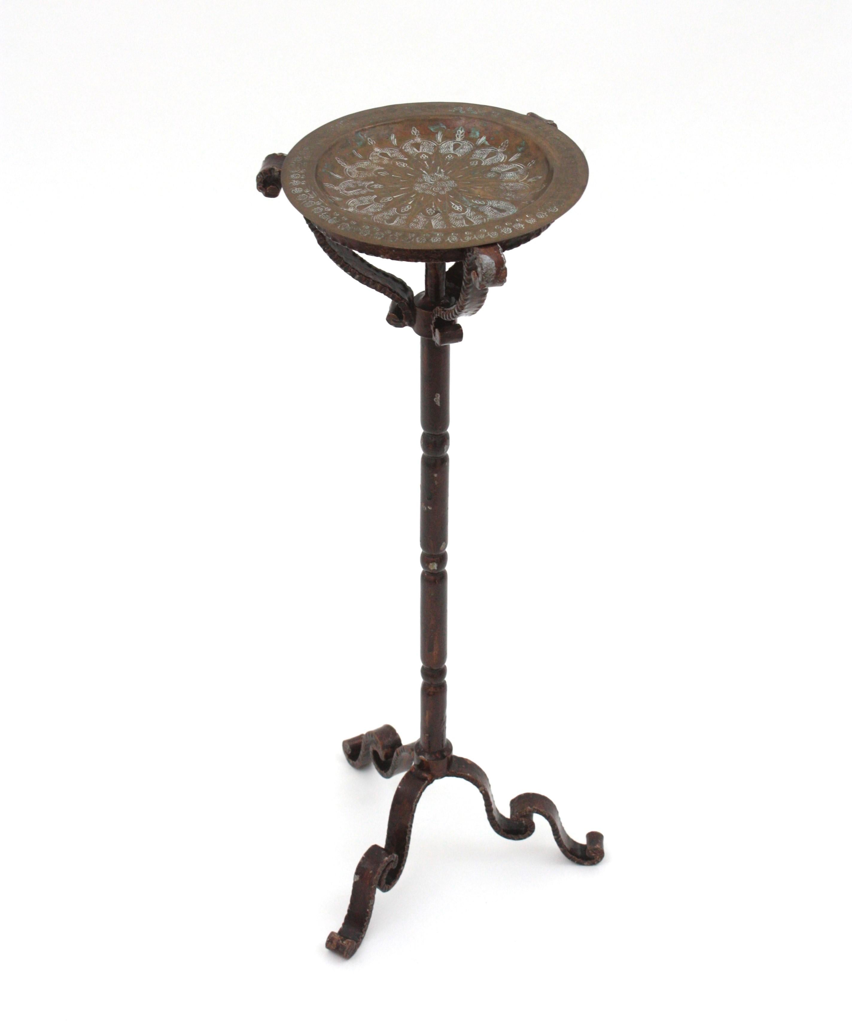Table à boire / Table d'appoint / Gueridon en fer doré avec plateau en laiton, Espagne 1950 en vente 2