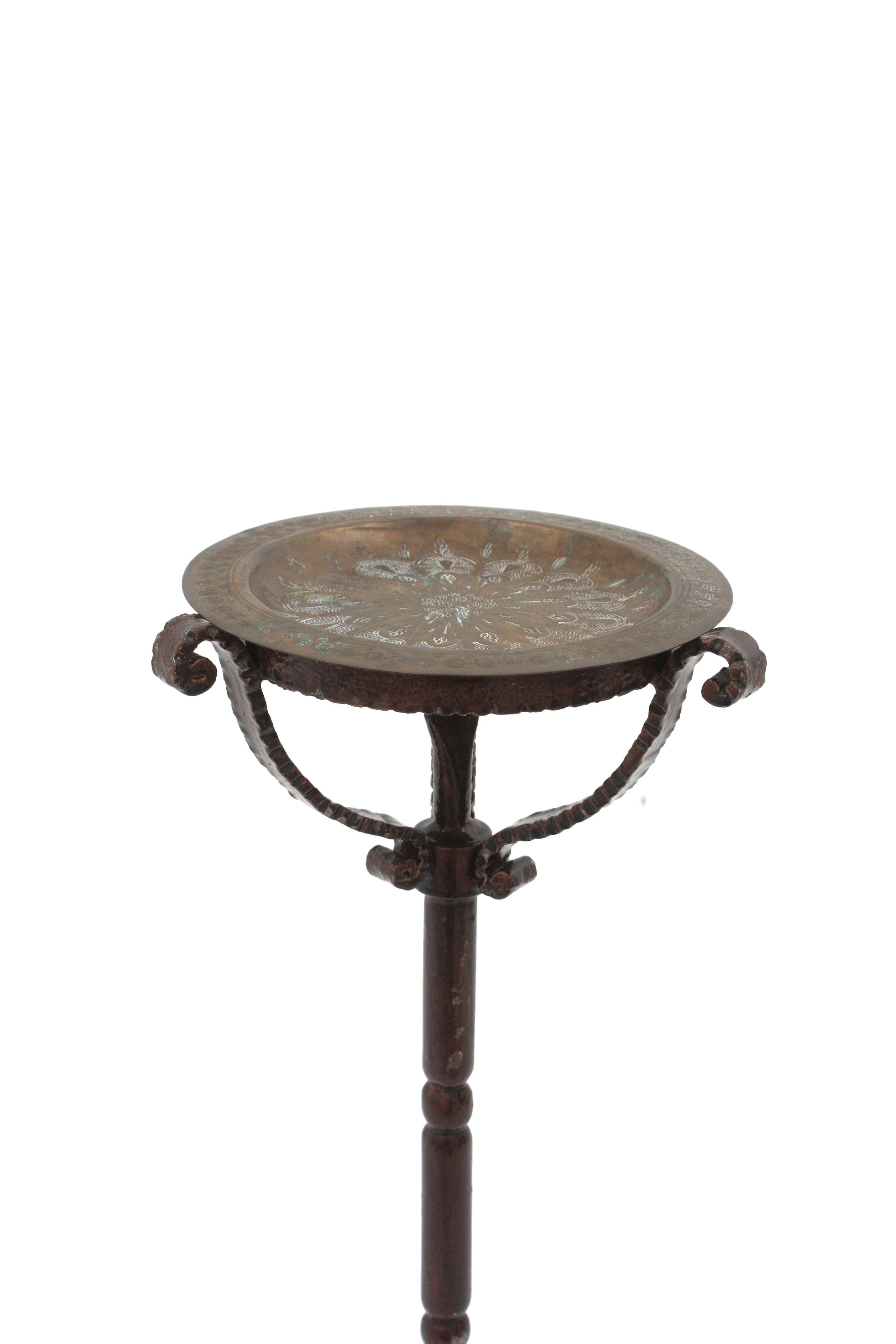 Table à boire / Table d'appoint / Gueridon en fer doré avec plateau en laiton, Espagne 1950 en vente 3