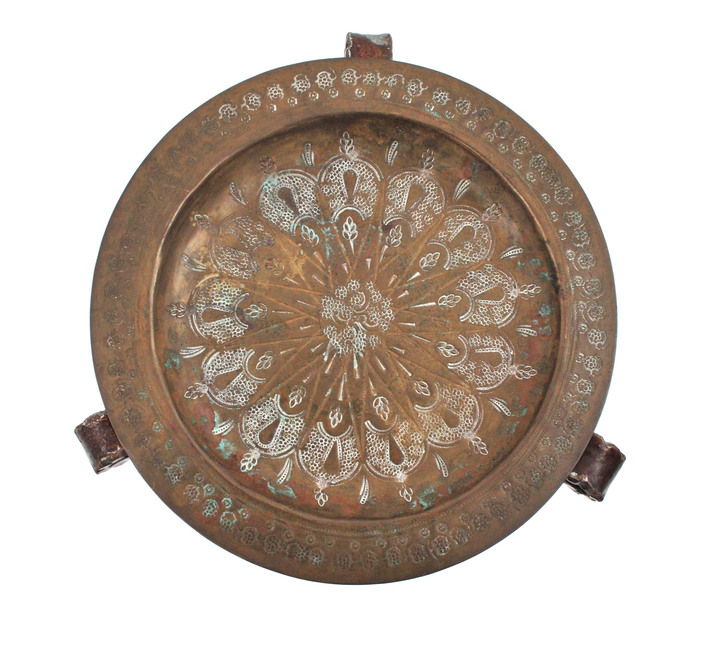 Table à boire / Table d'appoint / Gueridon en fer doré avec plateau en laiton, Espagne 1950 en vente 4