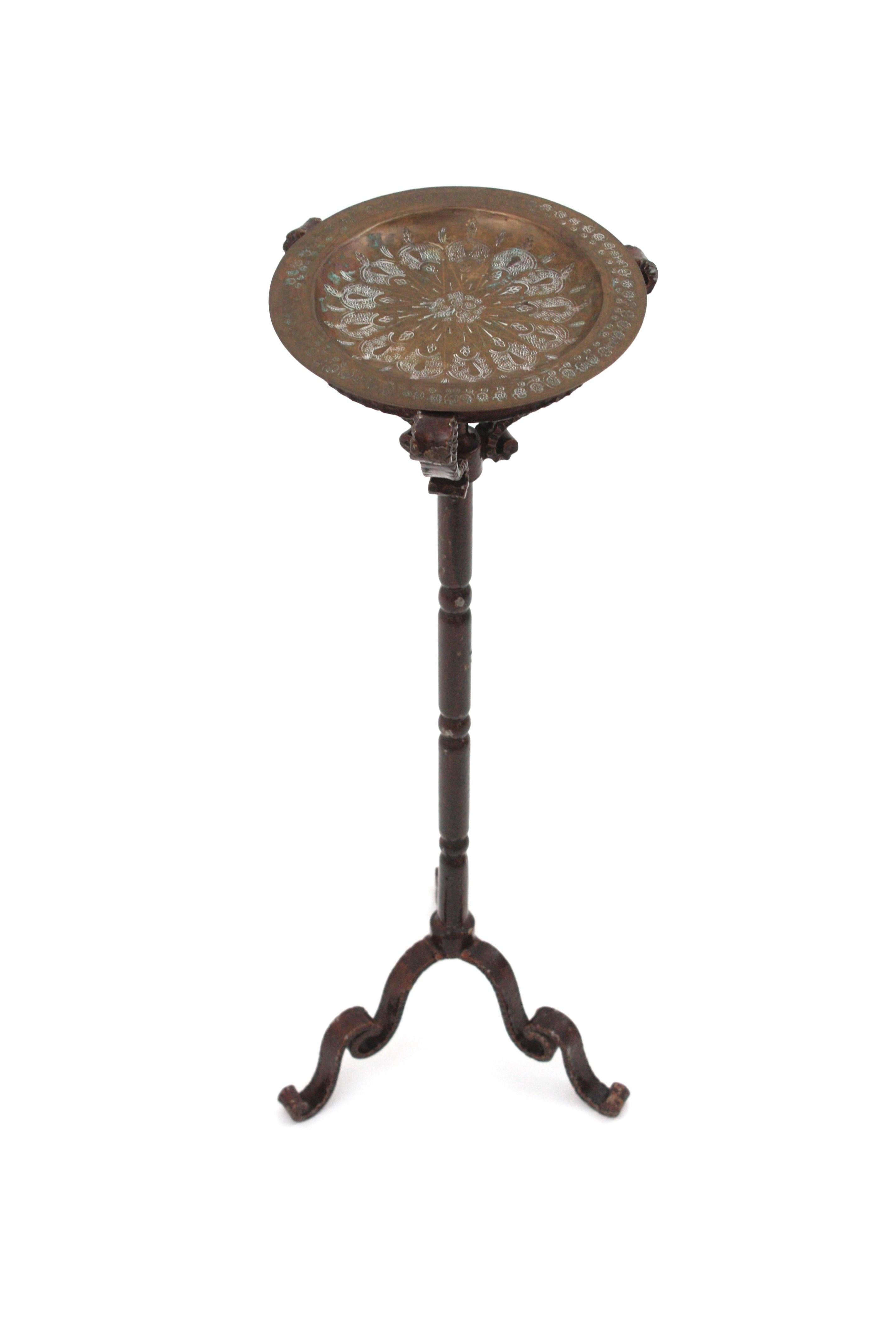 Table à boire / Table d'appoint / Gueridon en fer doré avec plateau en laiton, Espagne 1950 en vente 5