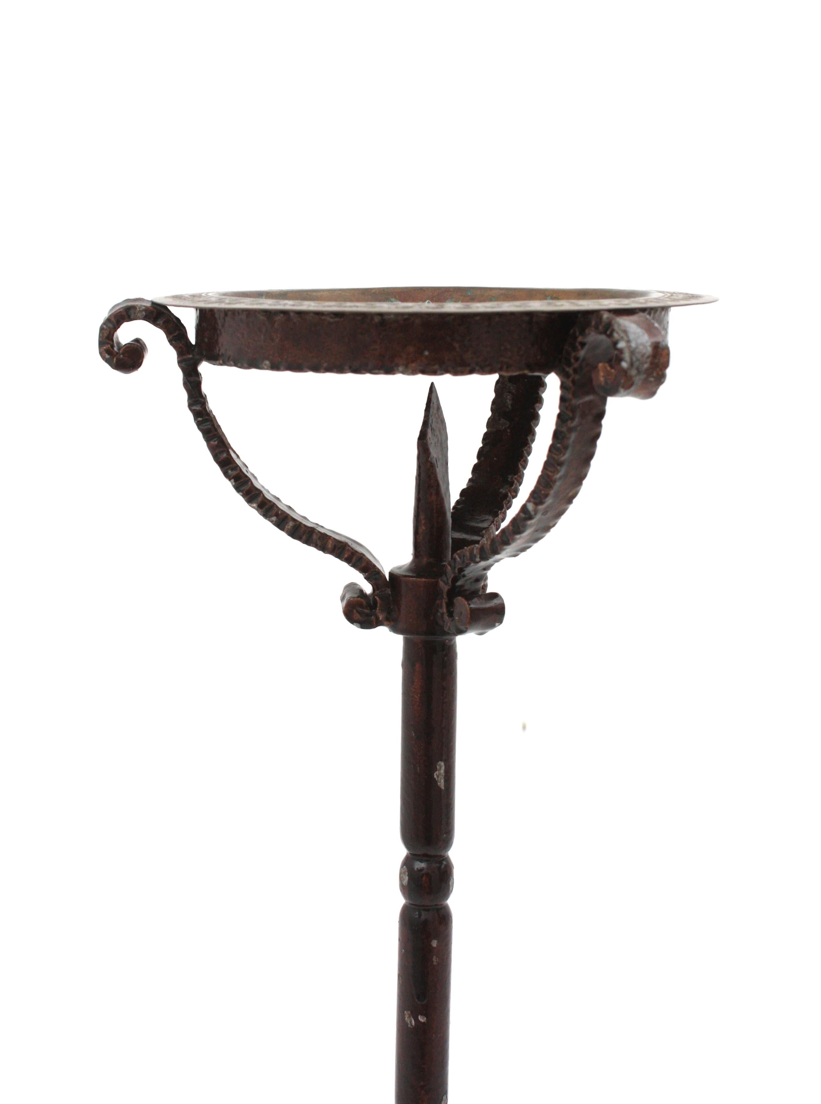 Table à boire / Table d'appoint / Gueridon en fer doré avec plateau en laiton, Espagne 1950 en vente 6