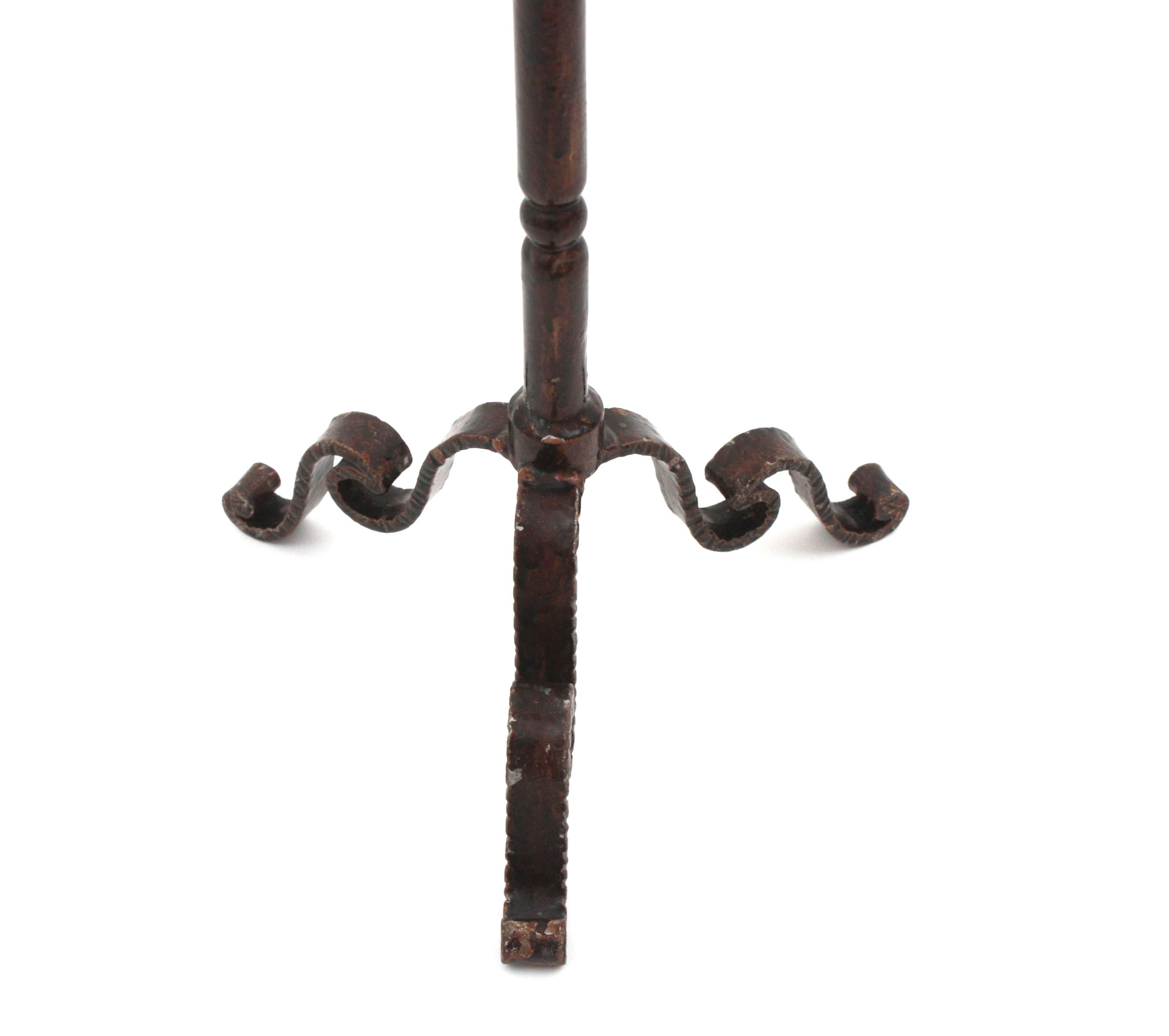 Table à boire / Table d'appoint / Gueridon en fer doré avec plateau en laiton, Espagne 1950 en vente 7