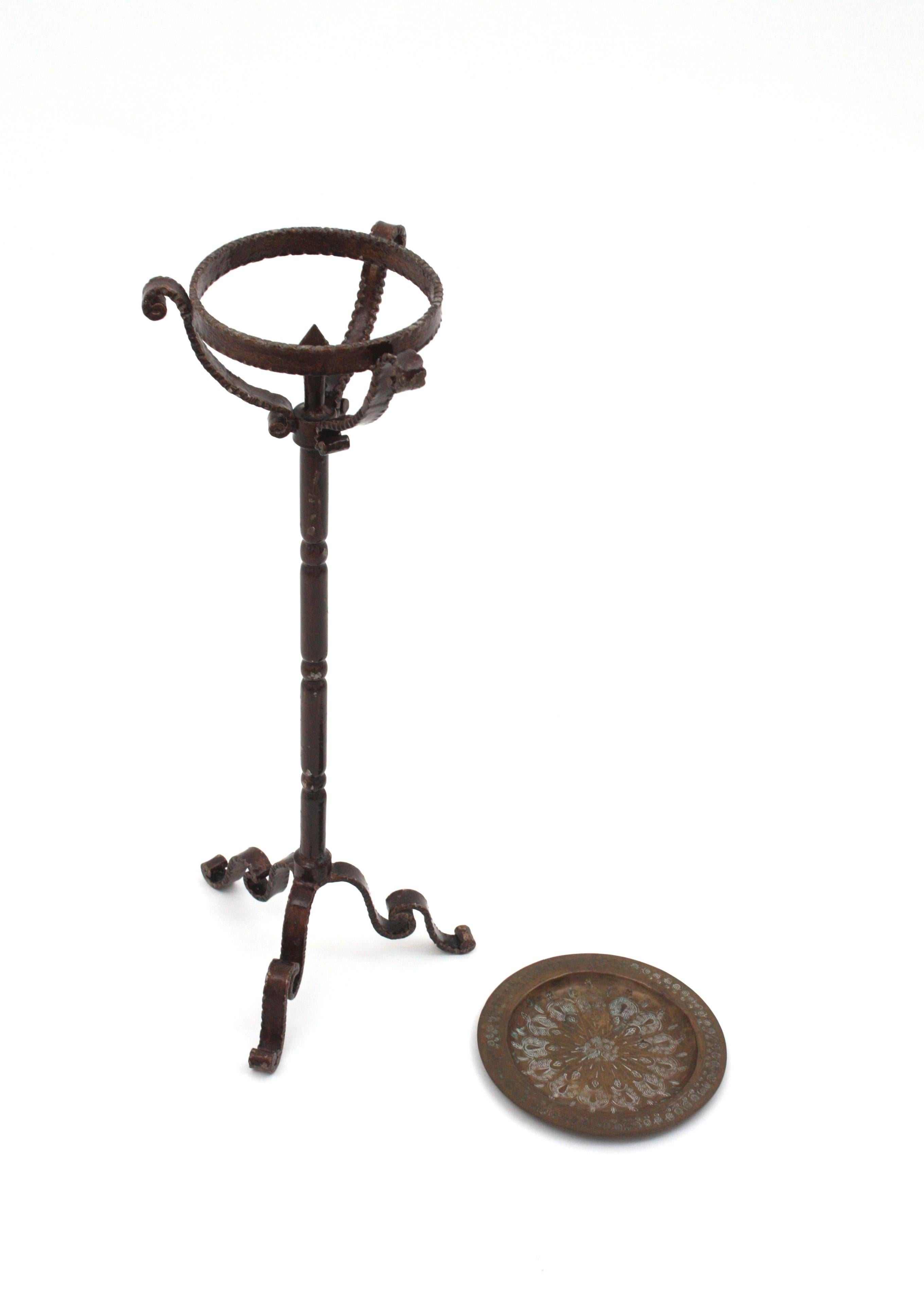 Table à boire / Table d'appoint / Gueridon en fer doré avec plateau en laiton, Espagne 1950 en vente 9