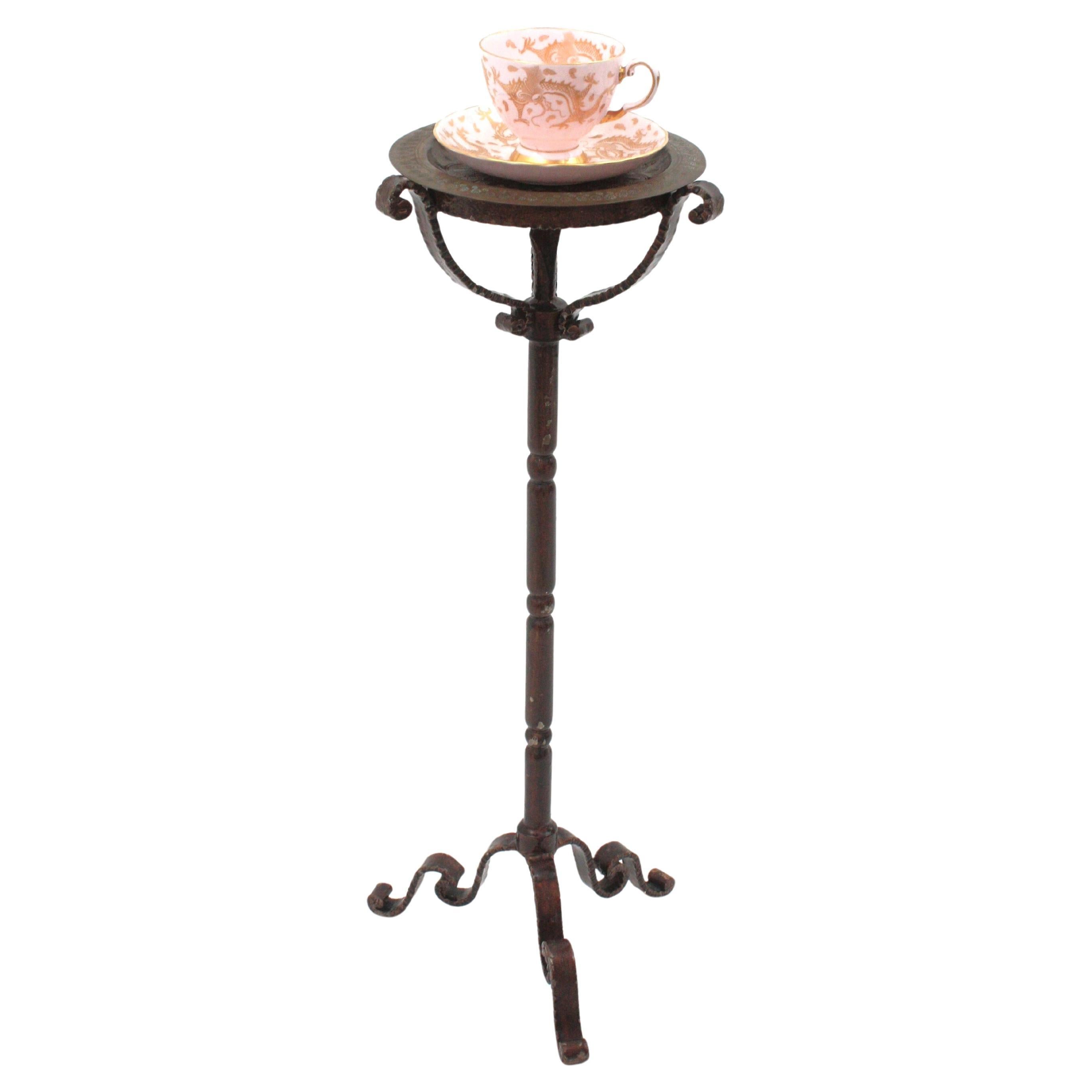 Table à boire espagnole en fer et laiton
____________________________________________________________
Petite table de guéridon en fer forgé avec base tripode et plateau en laiton. Espagne, années 1950
Cette table d'appoint tripode en fer forgé à la