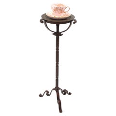 Mesa de bebidas / Mesa auxiliar / Gueridón de hierro dorado con tapa de latón, España 1950