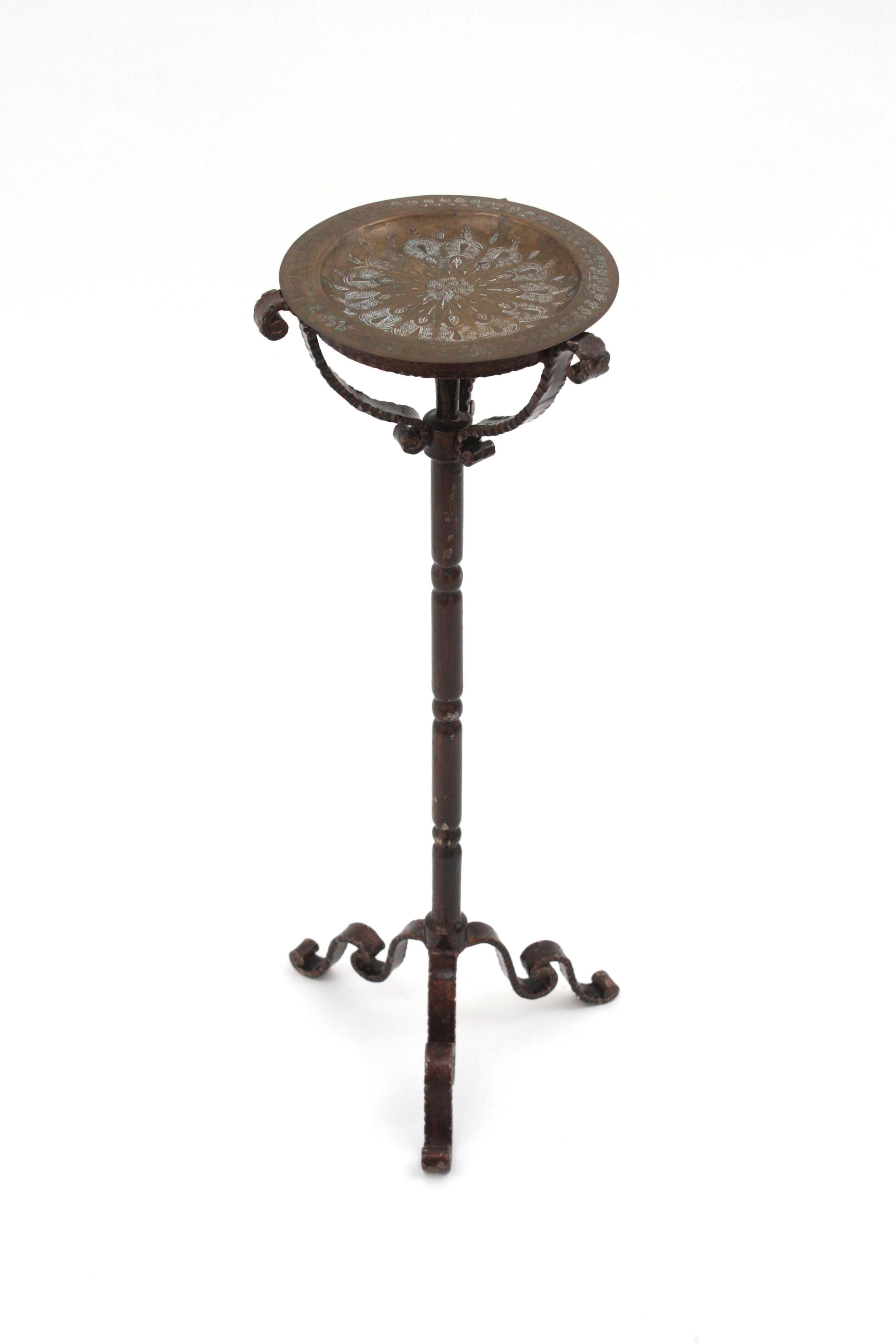 Mid-Century Modern Table à boire / Table d'appoint / Gueridon en fer doré avec plateau en laiton, Espagne 1950 en vente