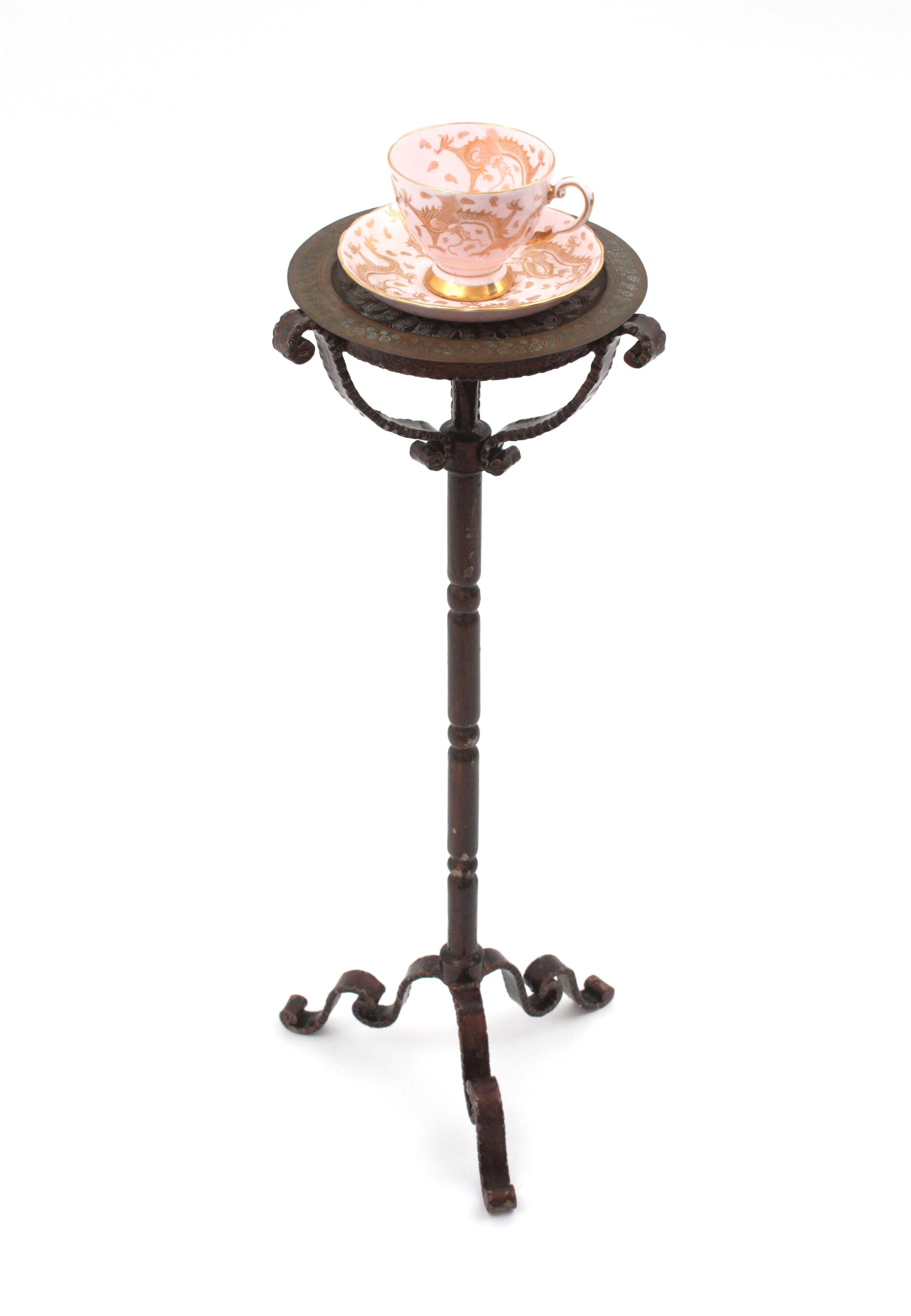 Espagnol Table à boire / Table d'appoint / Gueridon en fer doré avec plateau en laiton, Espagne 1950 en vente
