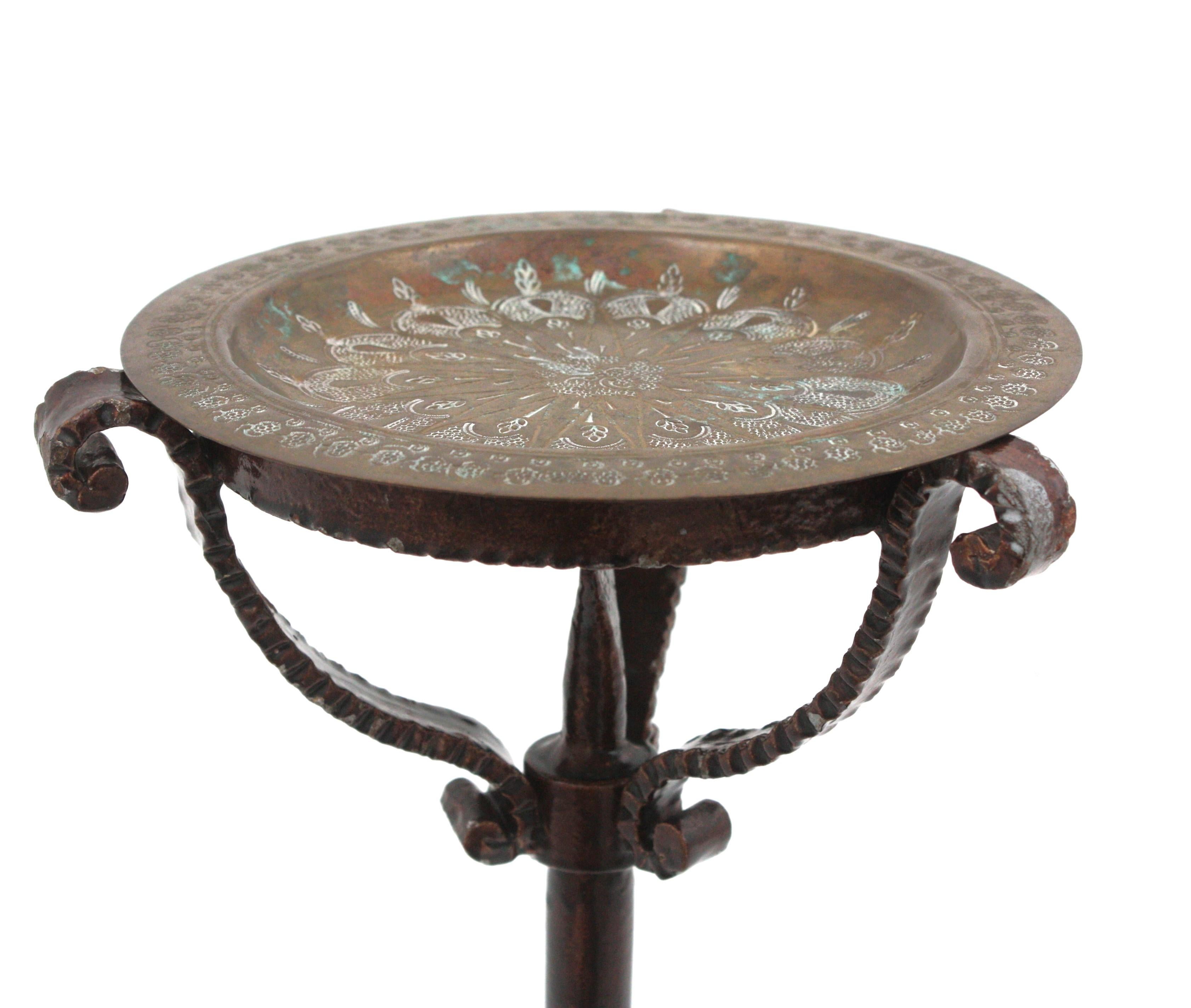 Forgé Table à boire / Table d'appoint / Gueridon en fer doré avec plateau en laiton, Espagne 1950 en vente