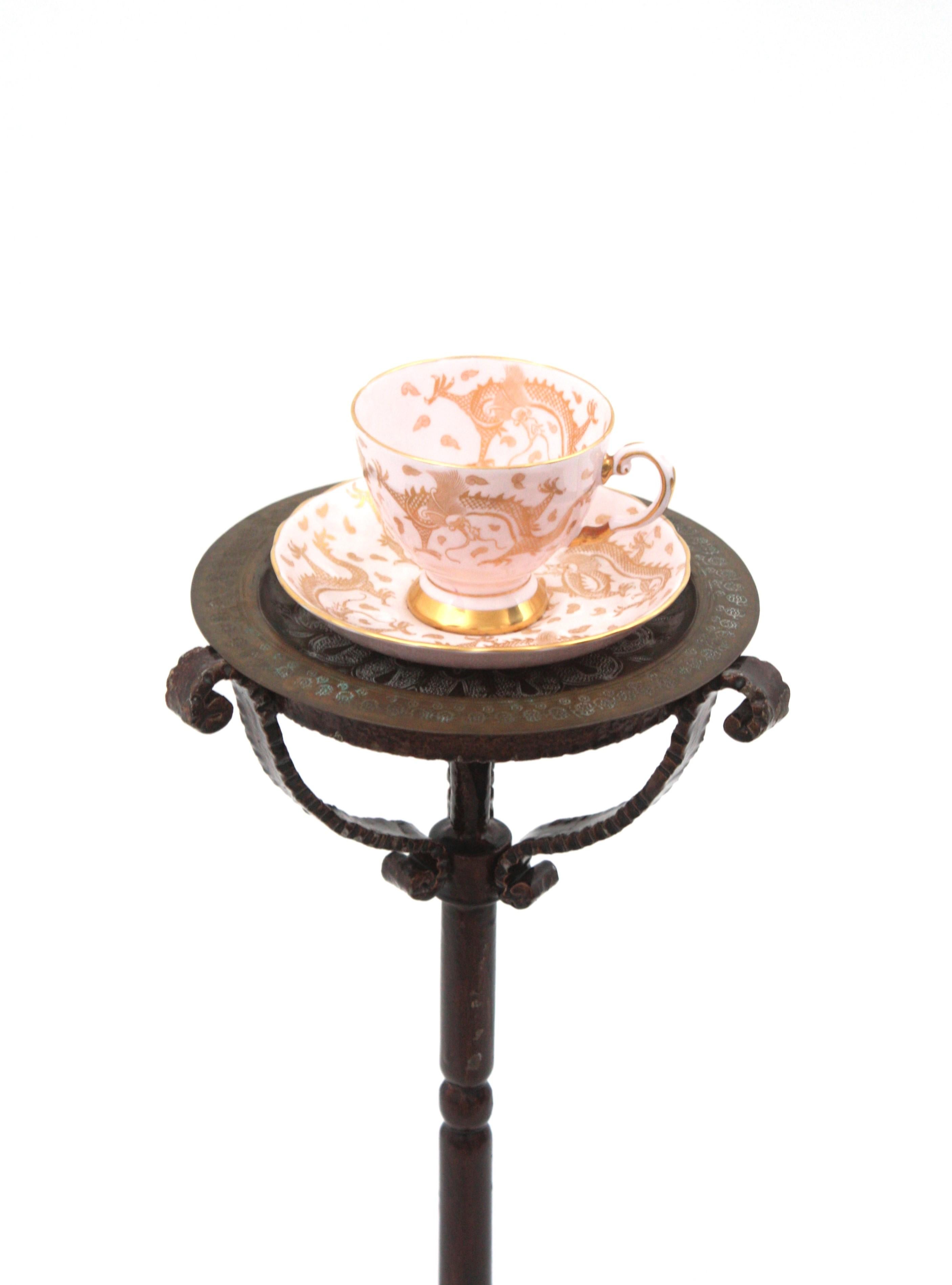 Table à boire / Table d'appoint / Gueridon en fer doré avec plateau en laiton, Espagne 1950 Bon état - En vente à Barcelona, ES