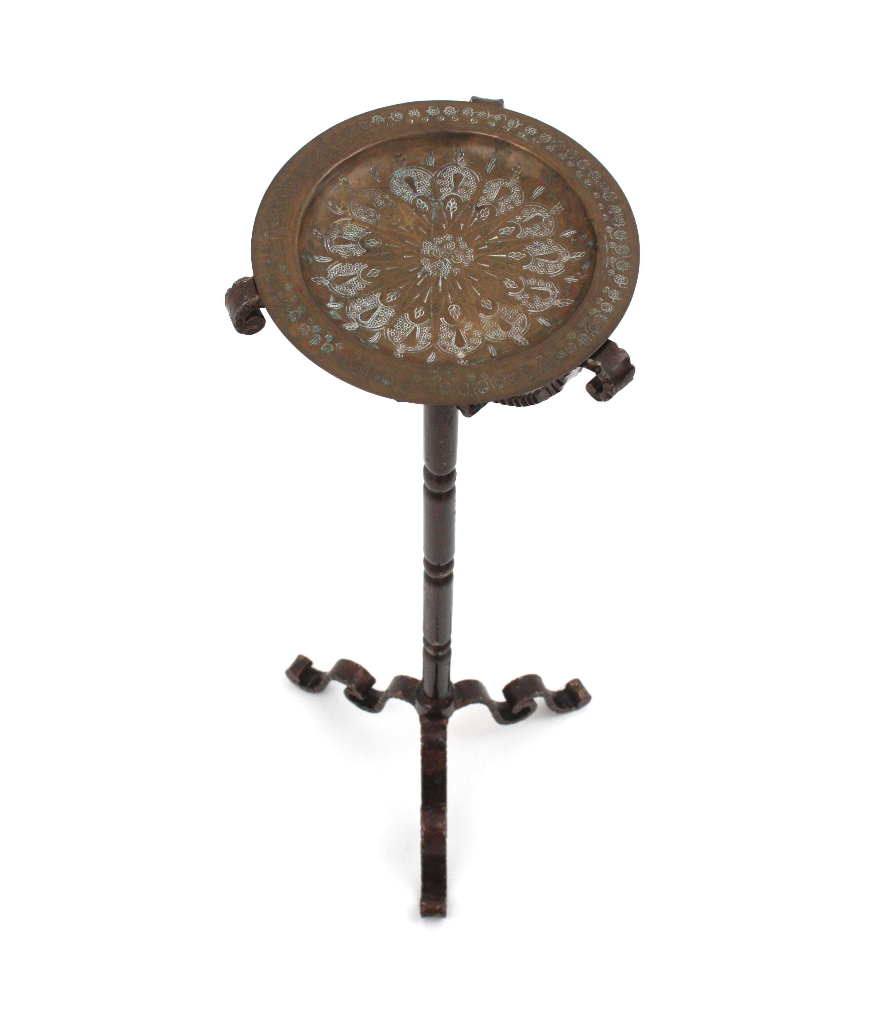 20ième siècle Table à boire / Table d'appoint / Gueridon en fer doré avec plateau en laiton, Espagne 1950 en vente