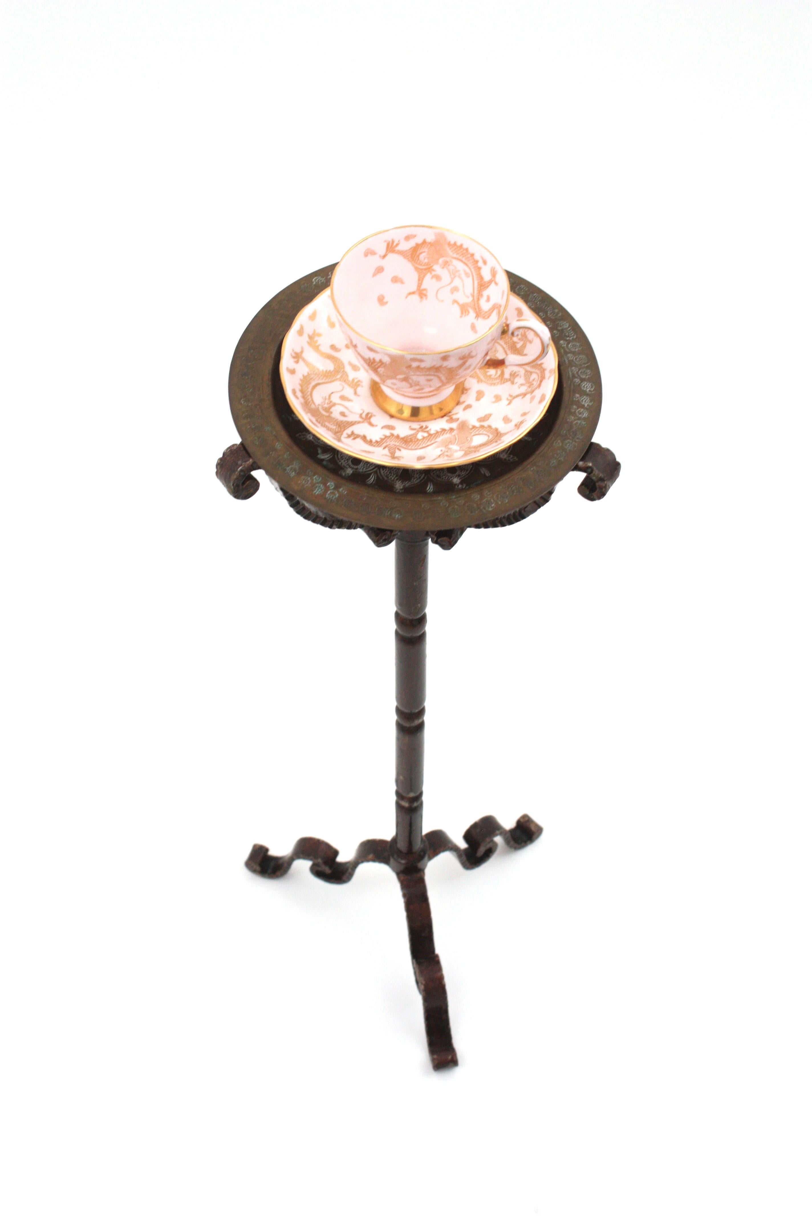 Métal Table à boire / Table d'appoint / Gueridon en fer doré avec plateau en laiton, Espagne 1950 en vente