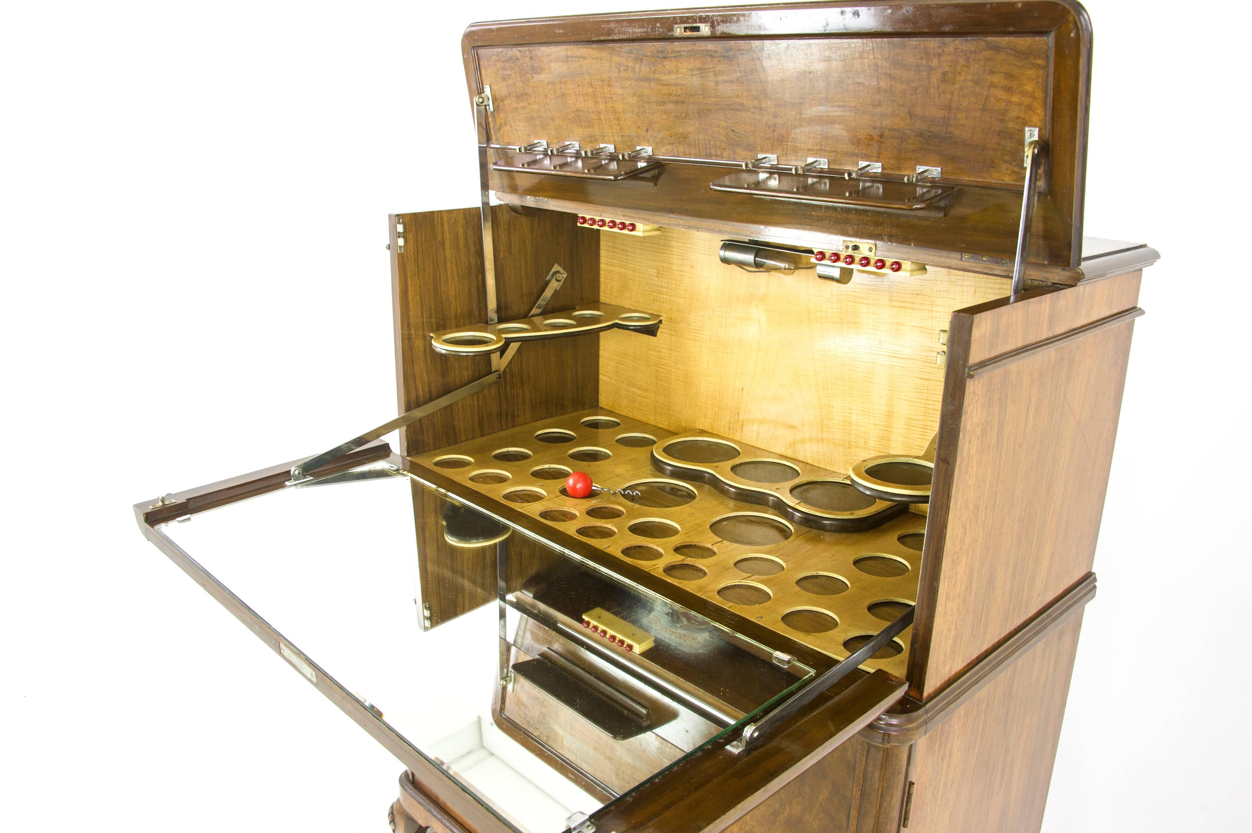 Drinks Cabinet:: Antique Dry Bar:: Cocktail Cabinet:: Nussbaum:: Schottland REDUZIERT! (Mitte des 20. Jahrhunderts)