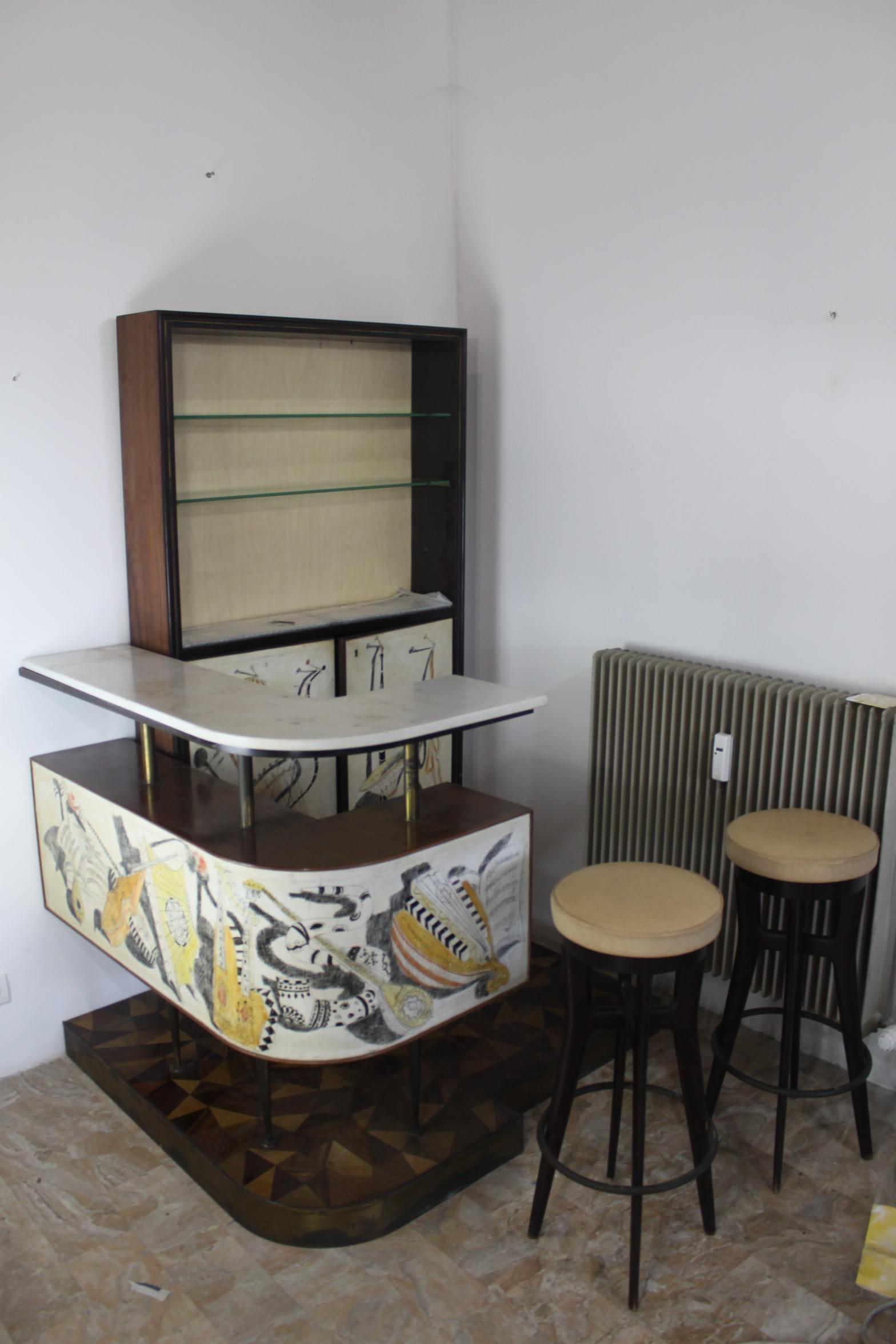 Voici un chef-d'œuvre italien qui n'a pas son pareil - notre armoire à boissons italienne avec une paire de poufs originaux. L'authenticité de cette pièce spectaculaire se reflète dans chaque centimètre de son design. Tout est d'origine, de la