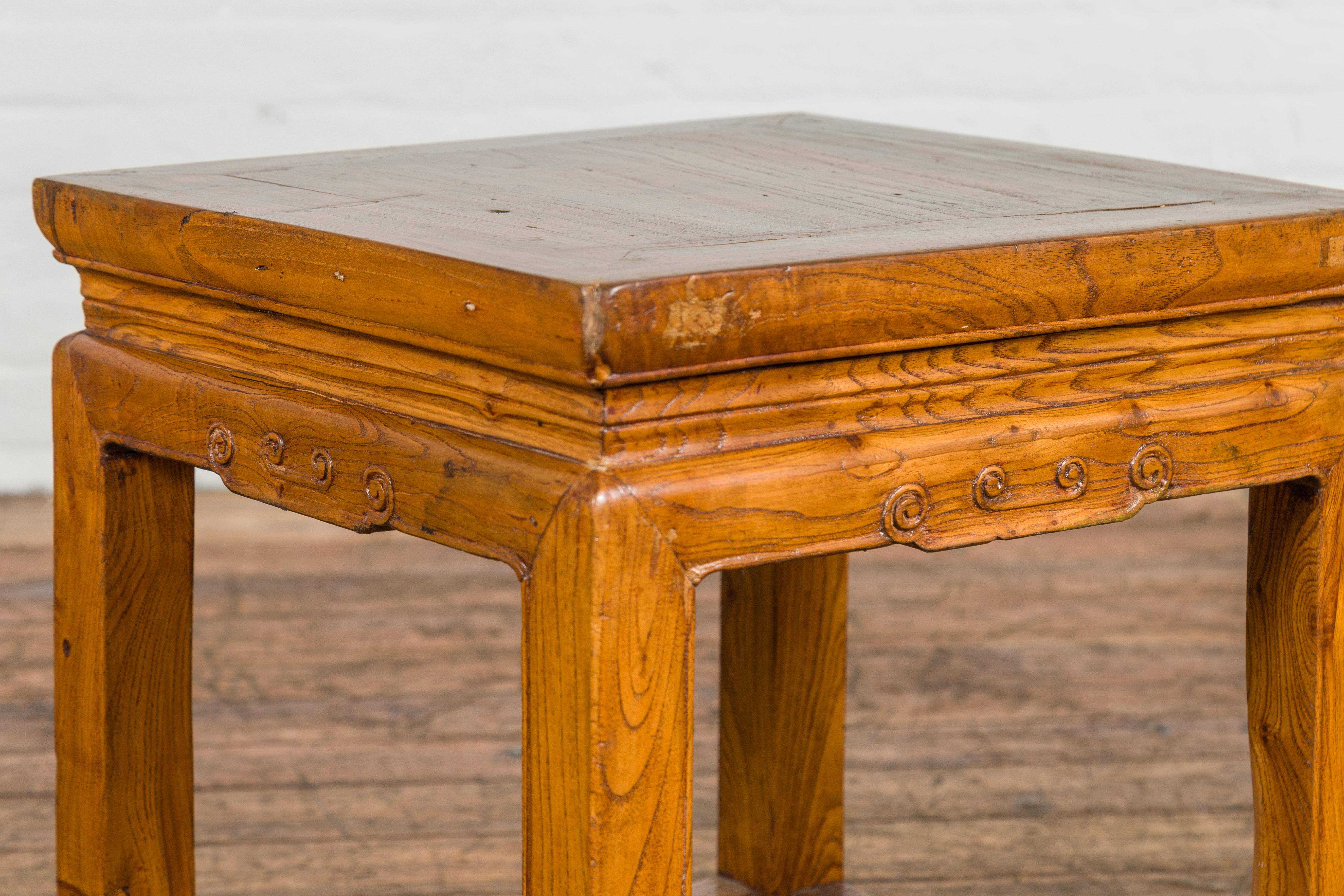 20ième siècle Table ou tabouret sculpté, pieds en sabot de cheval et brancards latéraux en vente