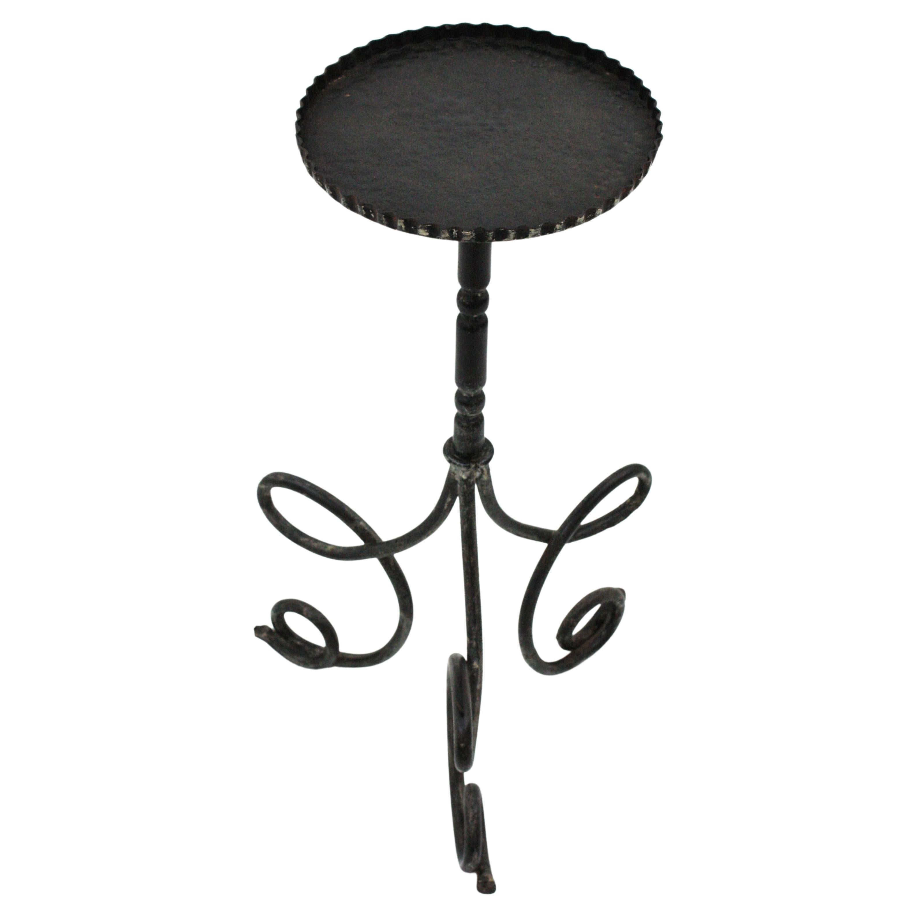 Hand Forged Iron Martini Table by Ferro Art, Spain, 1950s
Spanish Wrought Iron Drinks Table Gueridon, End or Side Table.
This hand-crafted table was manufactured by a well-known Spanish maker. It is heavily adorned by the hammer marks thorough.