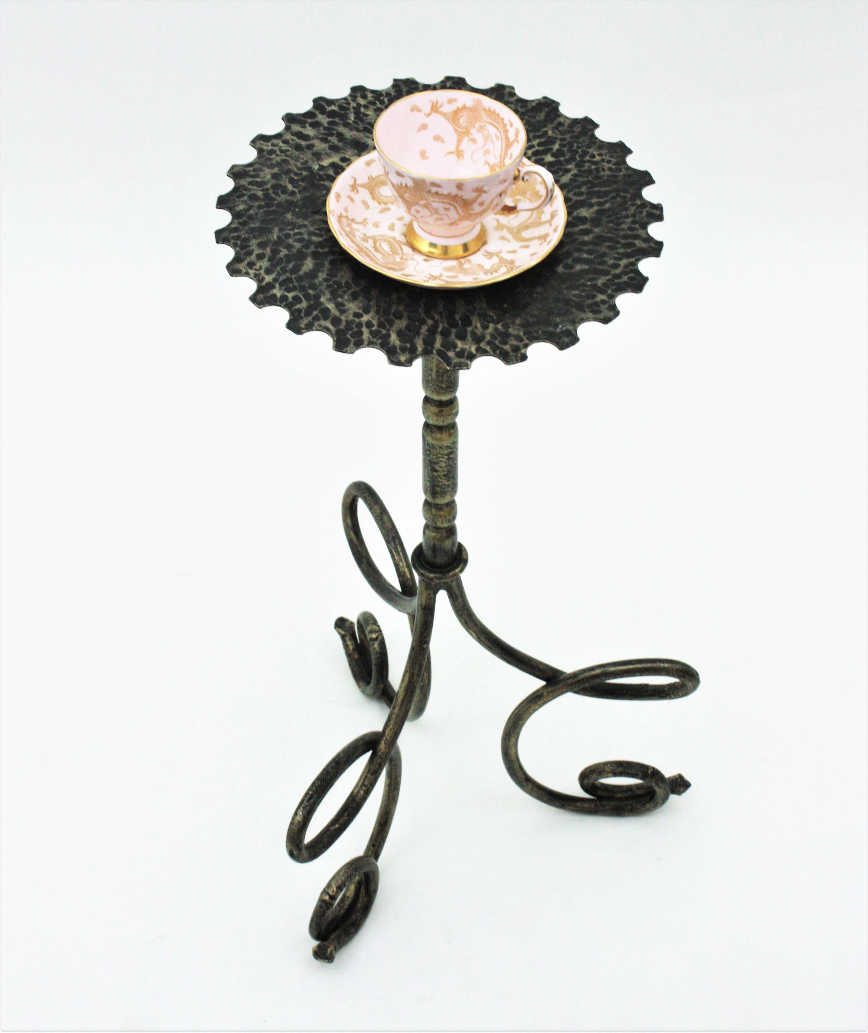 Hand Forged Iron Martini Table by Ferro Art, Spain, 1950s
Spanish Wrought Iron Drinks Table Gueridon, End or Side Table.
This hand-crafted table was manufactured by a well-known Spanish maker. It is heavily adorned by the hammer marks thorough. The