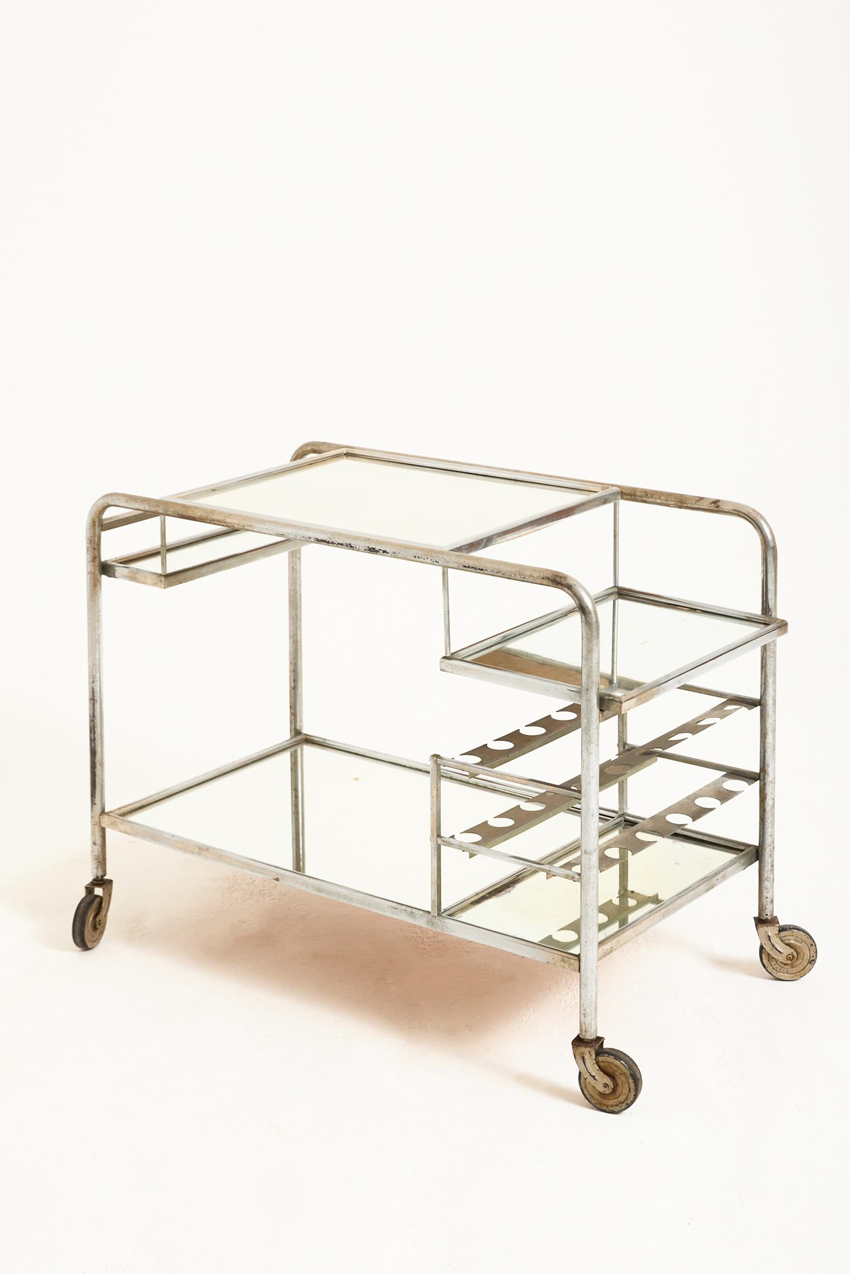 Großer modernistischer Getränkewagen aus Nickel und Spiegelglas, Jacques Adnet (1900-1984) zugeschrieben
Frankreich, ca. 1930
