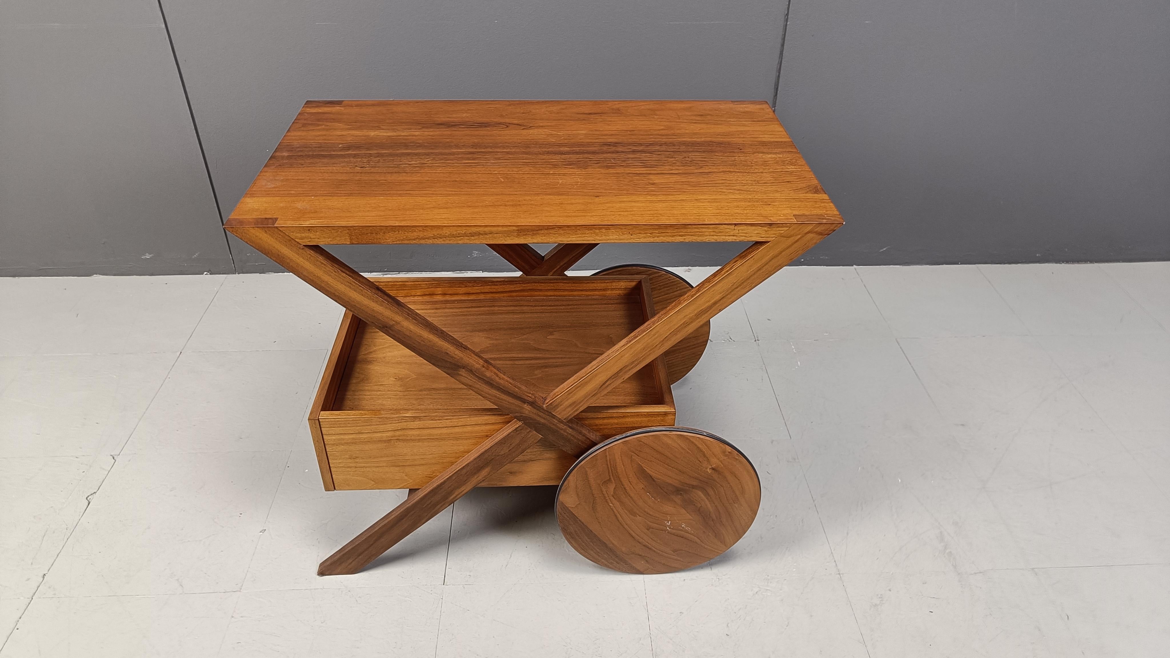 Il carrello bar Spritz è stato progettato da D. Dolcini per il produttore italiano di lusso Porada. Caratterizzato da un design elegante e raffinato realizzato in noce.

Il carrello è dotato di un cassetto integrato.

2000-