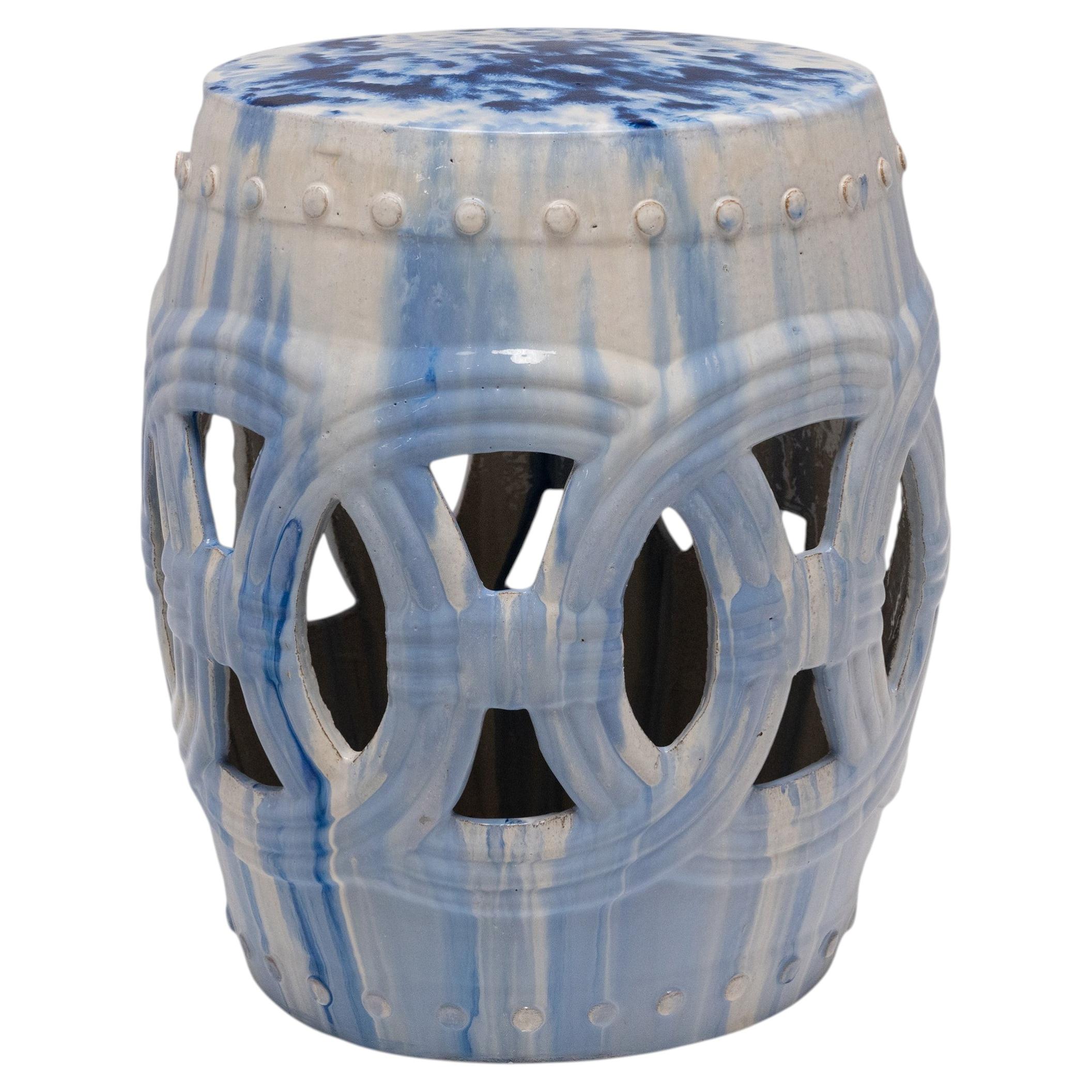 Hocker „Prosperity Garden“ mit blau-weißer Drip-Glaze-Glasur im Angebot