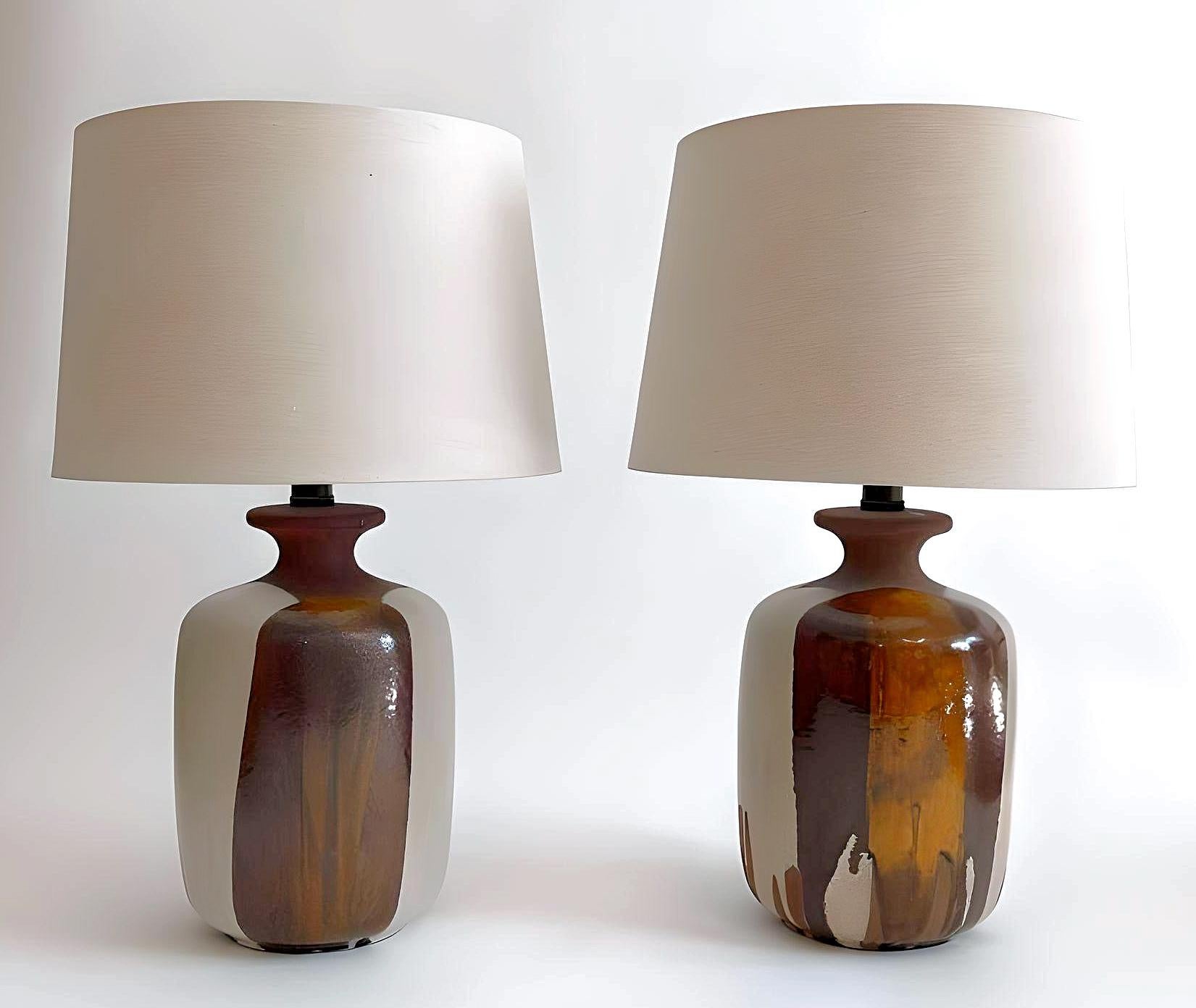 Pareja de lámparas de sobremesa de cerámica esmaltada estilo David Cressey, fabricación de 1960. La pareja de lámparas tiene unos asombrosos cuerpos de cerámica sin esmaltar con esmalte de goteo y su precio es por pareja. Combinarían bien con otras