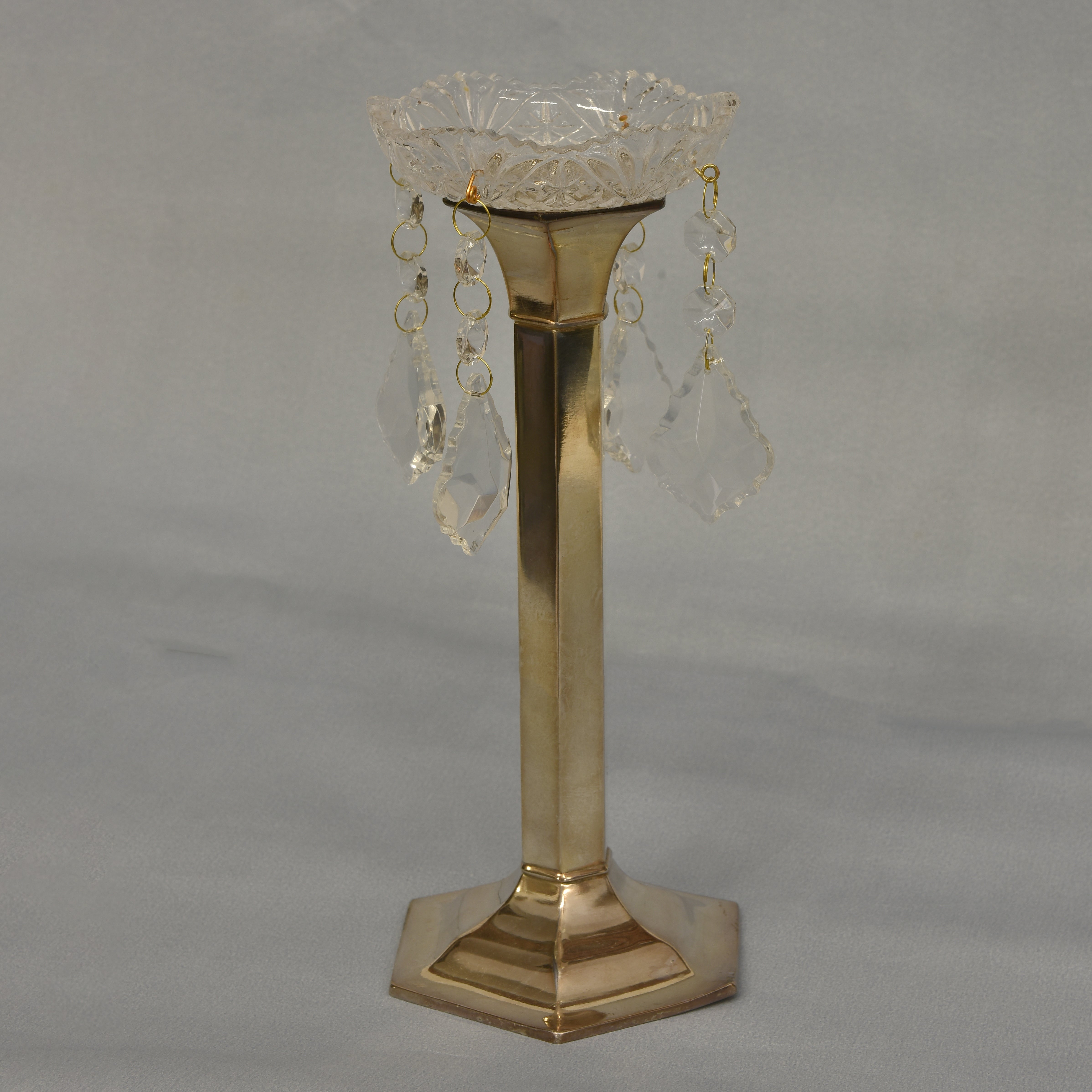 Piattini in vetro antigoccia per candelieri o lampadari. Nell'antichità venivano utilizzati per raccogliere le gocce d'acqua, oggi sono soprattutto un ornamento che completa un lampadario.


rif. O/6613.