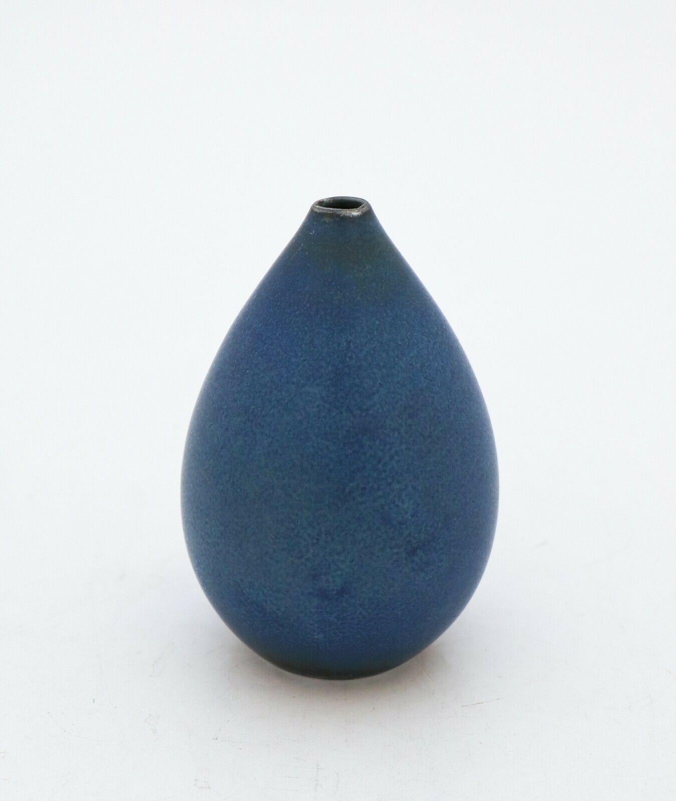 Scandinave moderne Vase en forme de goutte d'eau, Carl-Harry Stlhane Rrstrand, grès bleu du milieu du siècle dernier en vente