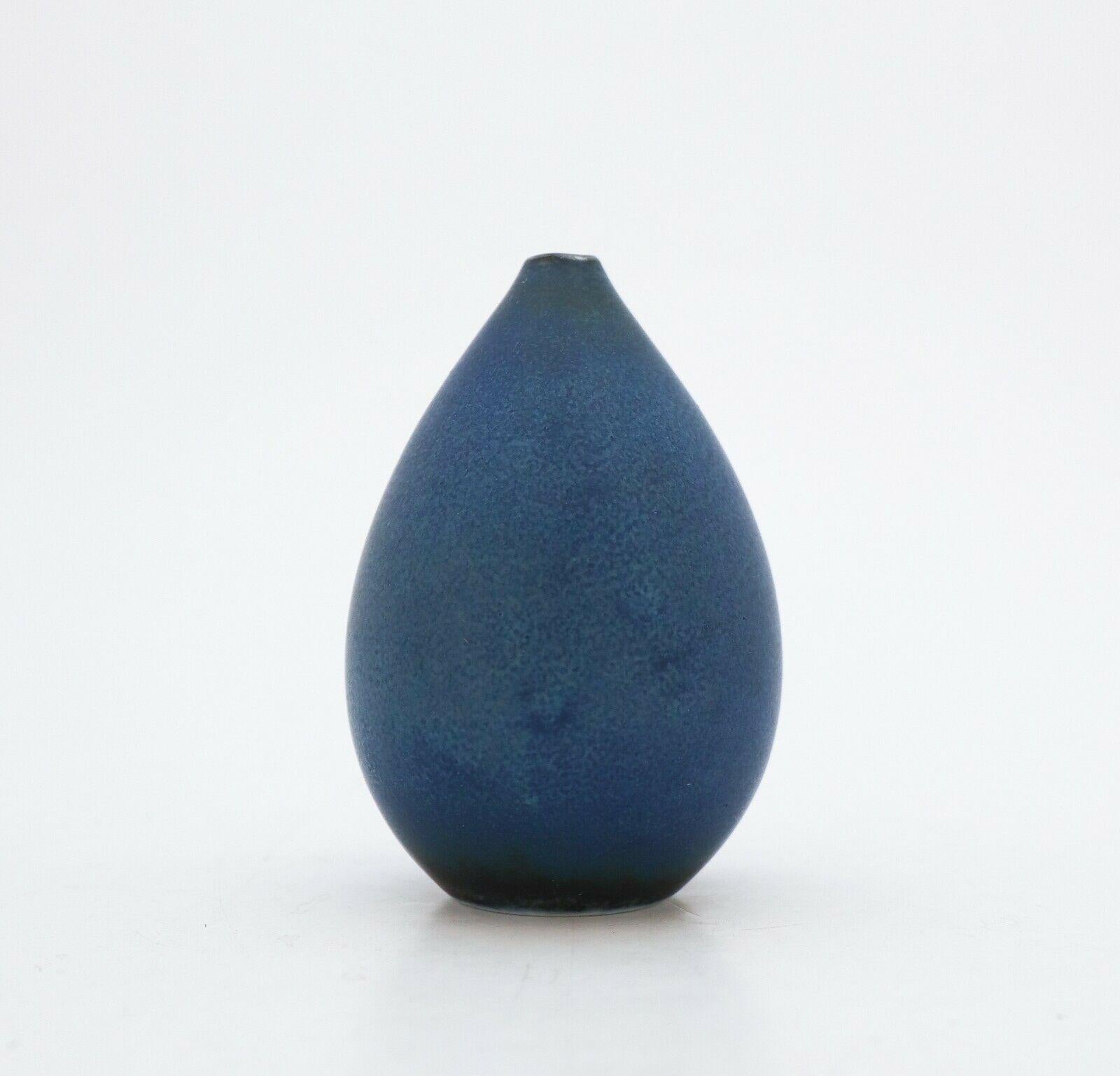 Scandinavian Modern Drip-Shaped Vase, Carl-Harry Stålhane Rörstrand, Midcentury Blue Stoneware For Sale