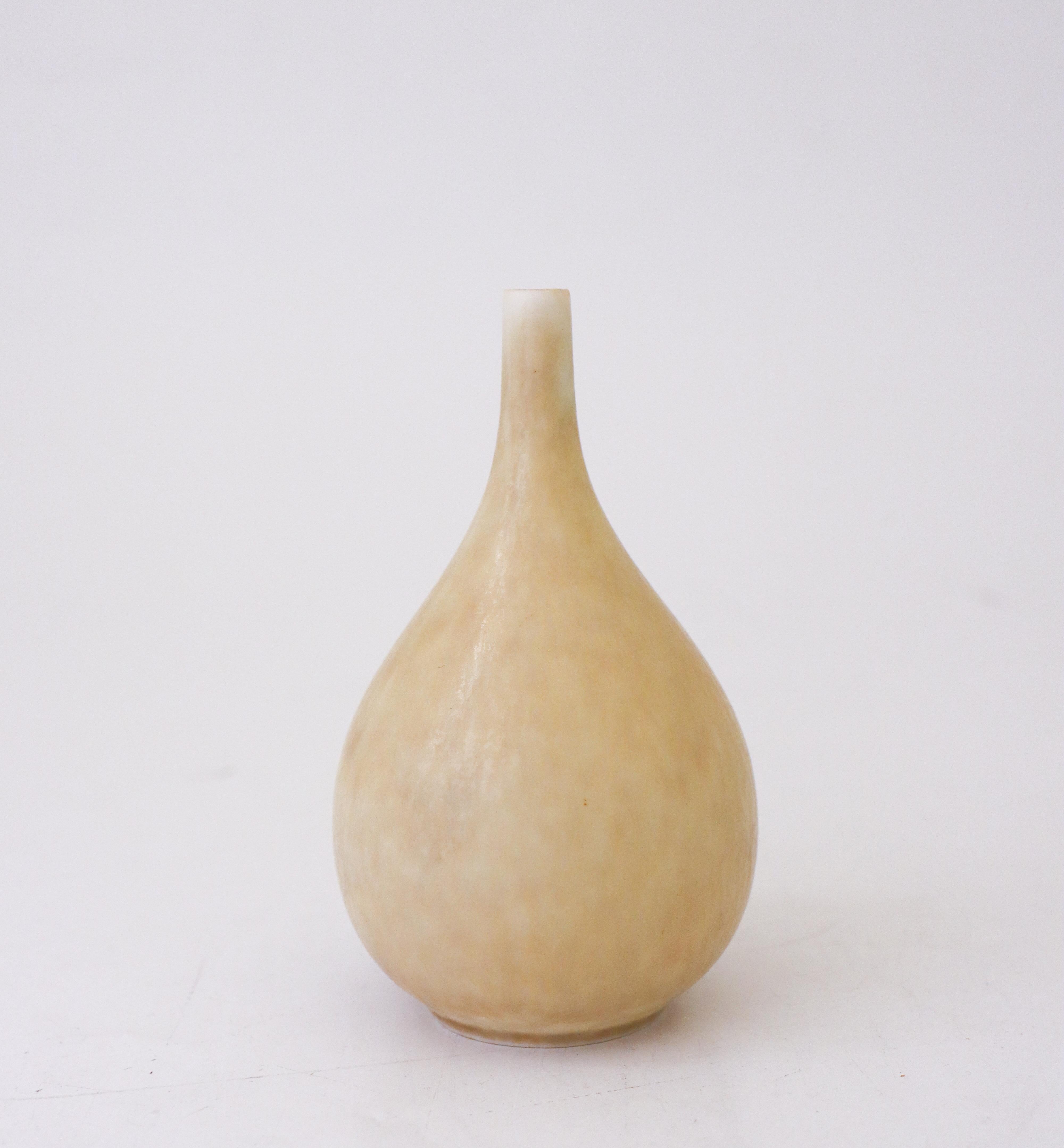 Vase en céramique à glaçure jaune/jaune clair (beige) conçu par Carl-Harry Stålhane chez Rörstrand. Le vase mesure 13 cm de haut et 7,5 cm de diamètre. Il est en très bon état, à l'exception de quelques marques mineures dans la glaçure, ce qui