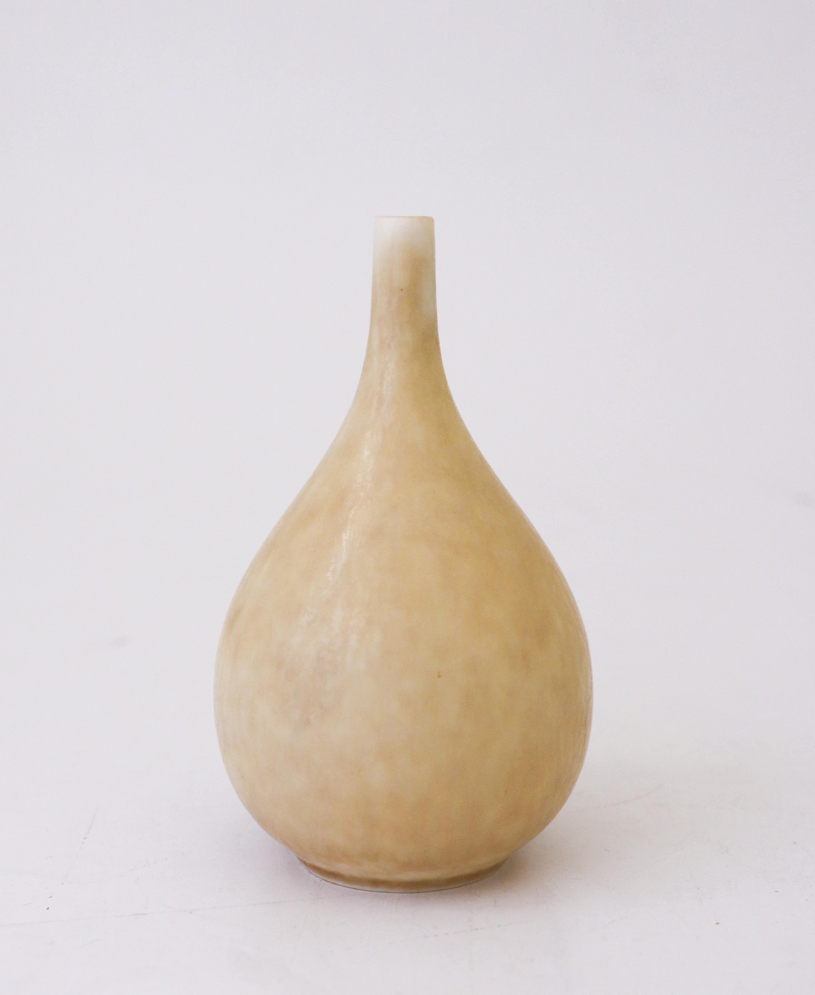 Scandinave moderne Vase jaune en forme de goutte Carl-Harry Stålhane Rörstrand, Midcentury Vintage en vente