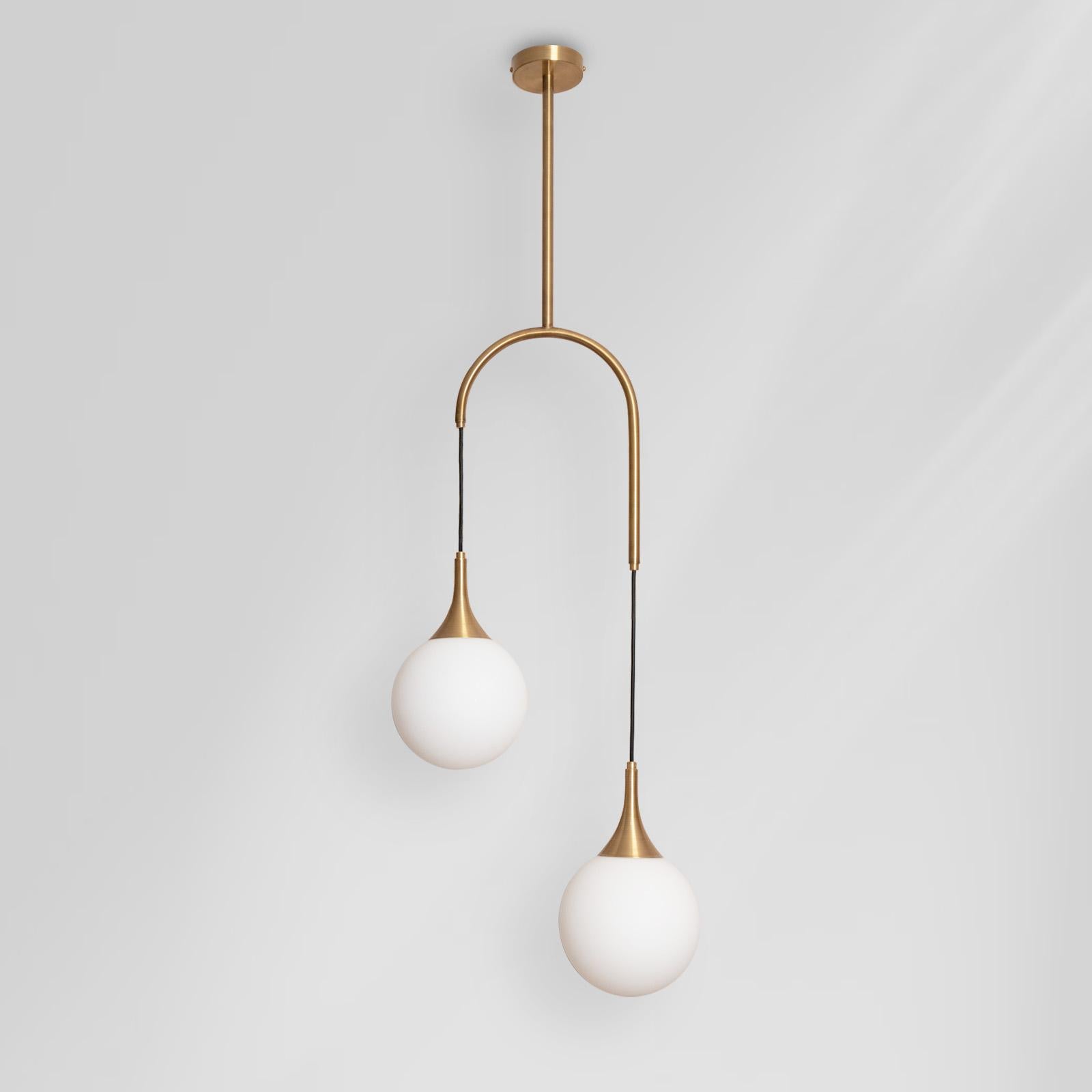 Lámpara de pared Dripp II de Saadia Design
Dimensiones: P 18 x An 40 x Al 126 cm.
Materiales: Metal con recubrimiento en polvo y cristal opalino.

Todas nuestras lámparas pueden cablearse según cada país. Si se vende a EE.UU., se cableará para ese