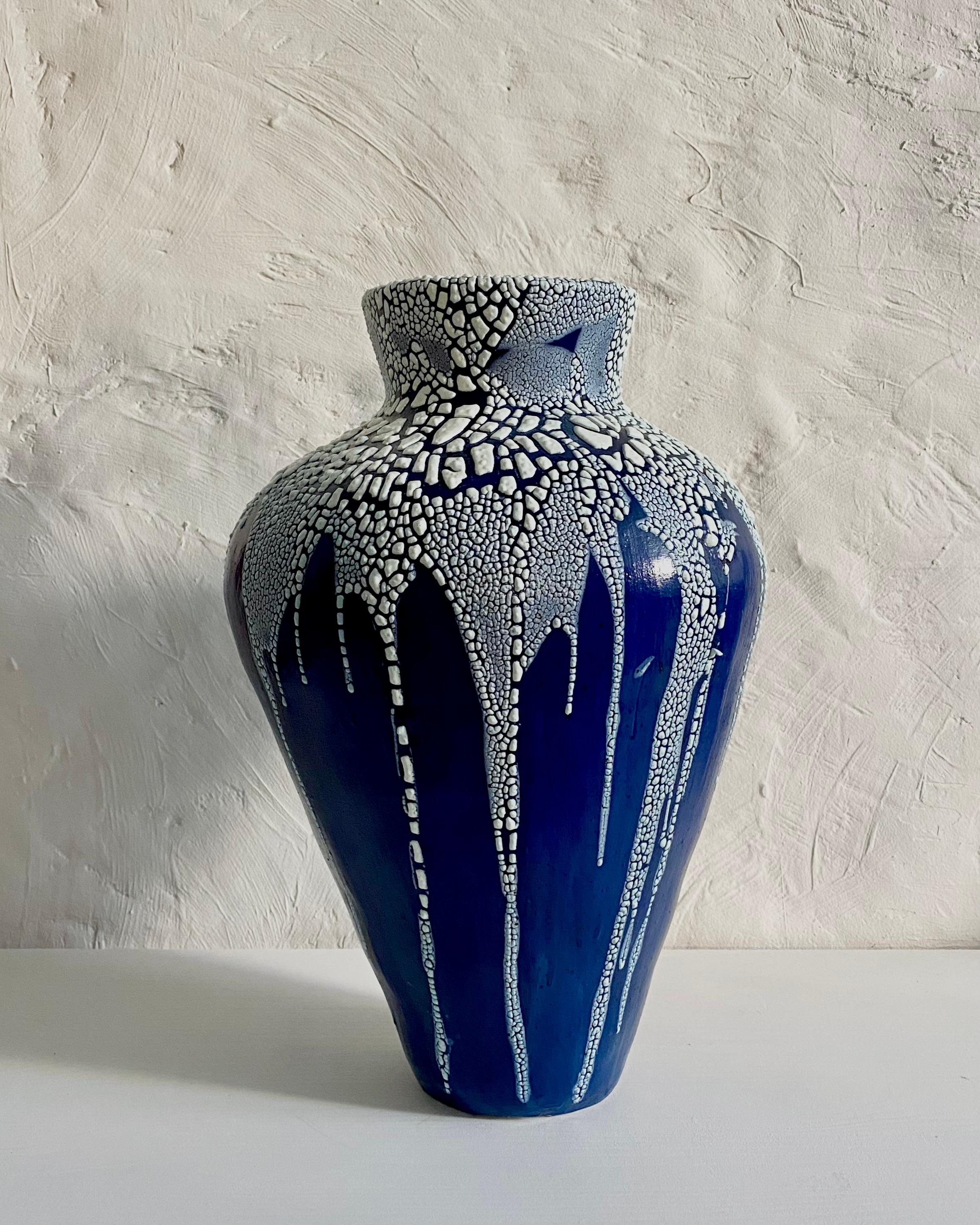 Tropfende Vase von Astrid Öhman
Handgefertigt
Abmessungen: D 24 x H 40 cm
MATERIALIEN: Keramik, Steingut, von Hand modelliert, glasiert und bei hoher Temperatur gebrannt.

Keramiken von Astrid Öhman. Jedes Stück ist handgefertigt und einzigartig.