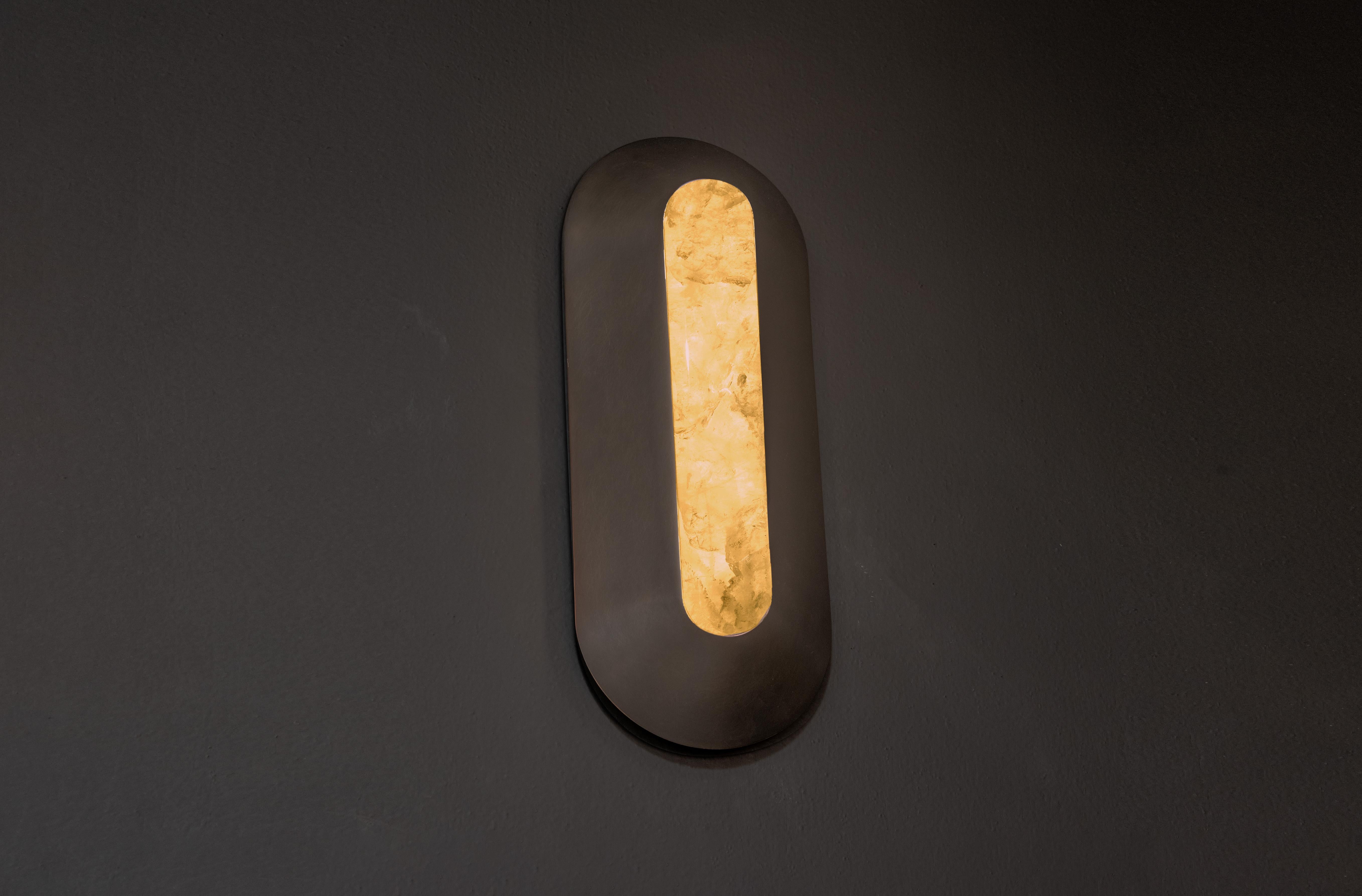 Suaves planos curvilíneos de brillante alabastro natural jaspeado, tallado a mano, colocados en marcos lineales de bronce.

Los modelos de la colección están hechos a mano individualmente por los hábiles artesanos de nuestro taller. Se pueden