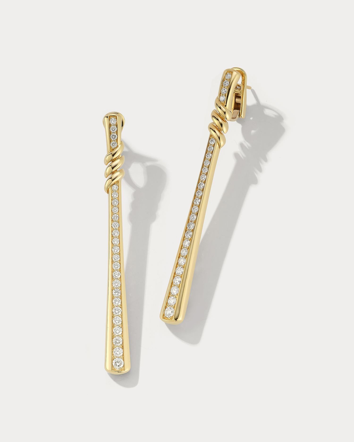 Ces boucles d'oreilles pendantes en or jaune et diamants sont un équilibre parfait entre élégance et sophistication. Fabriquées en or jaune 18 carats, ces boucles d'oreilles sont ornées d'un superbe clou en diamant au sommet, attaché à une chaîne